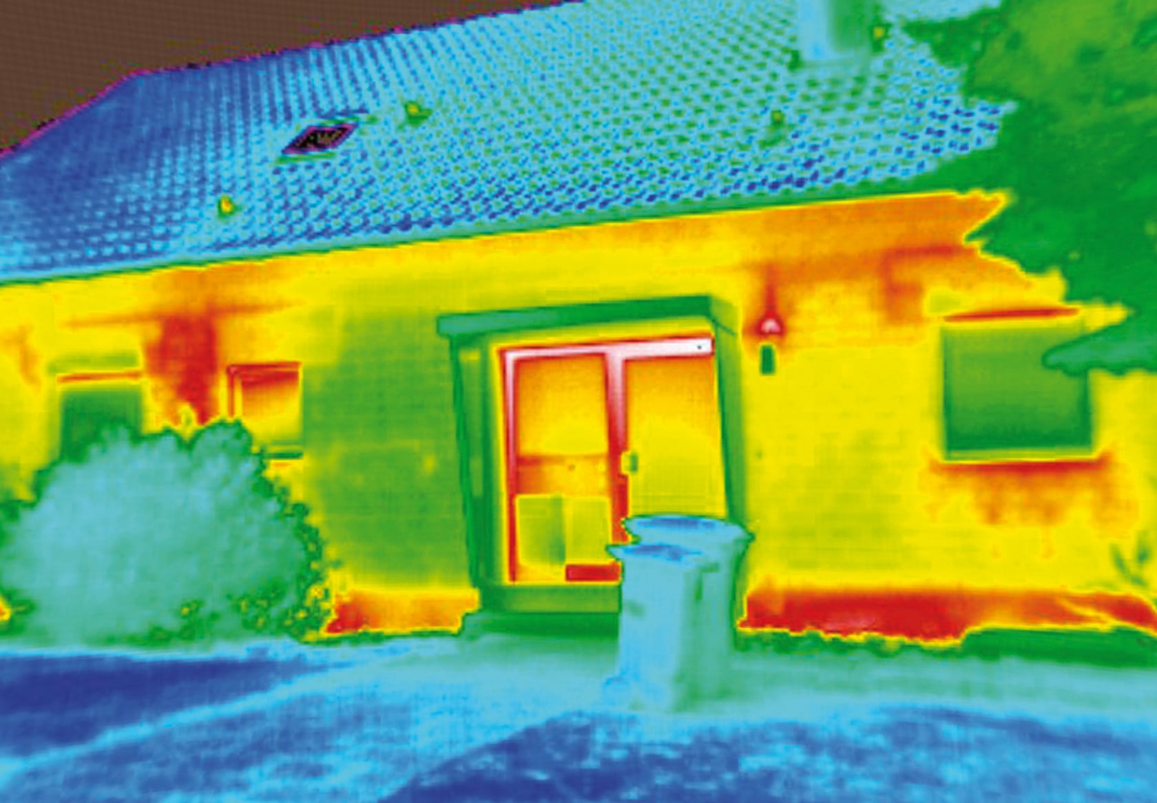 Bei der Bauthermografie werden mit Hilfe einer Spezialkamera die unterschiedlichen Oberflächentemperaturen einzelner Gebäudeteile über Infrarottechnik ermittelt
