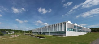 Ansicht West: Das Gebäude ist teilweise in den Hang gebettet