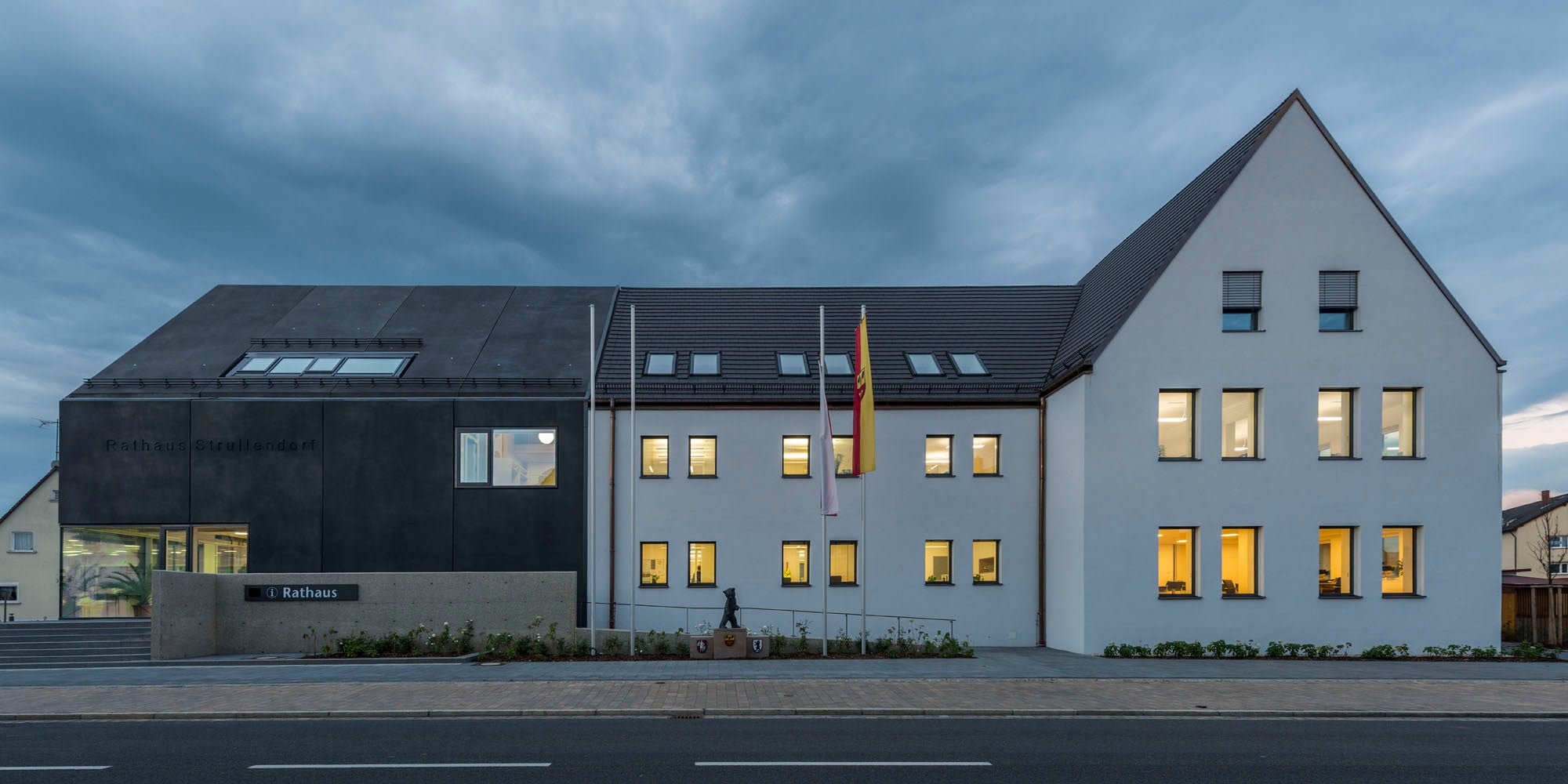 Der 1909 als Schule geplante Sitz der Gemeindeverwaltung in Strullendorf wurde 2014 durch einen direkten Anbau erweitert
