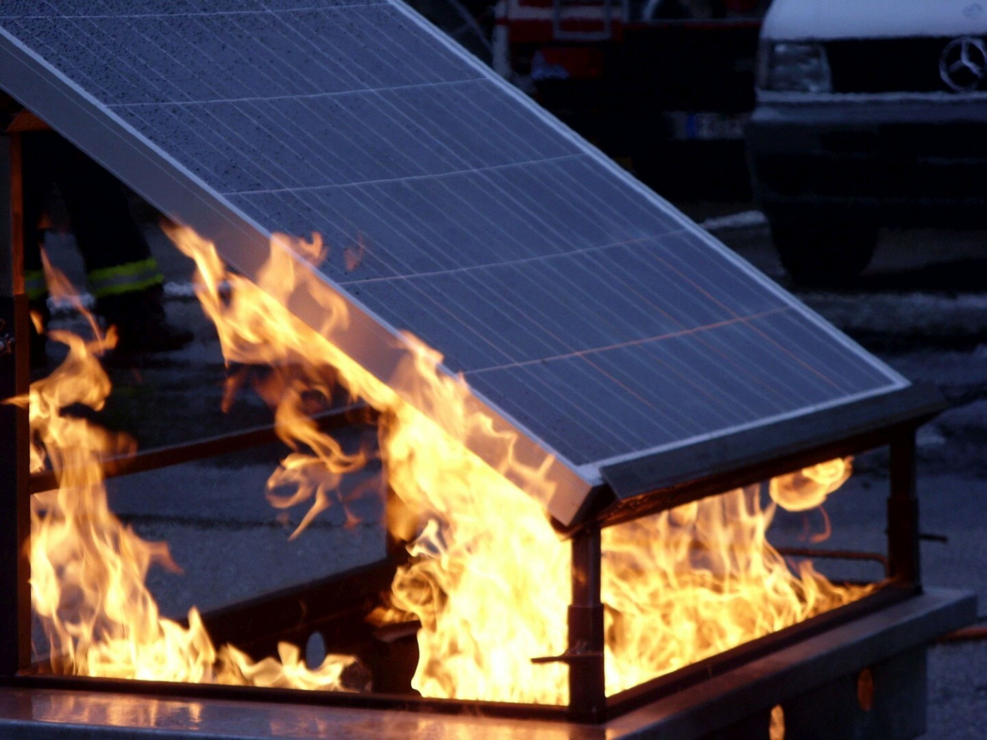 Brandversuch mit Gasbrenner an kristallinem PV-Modul