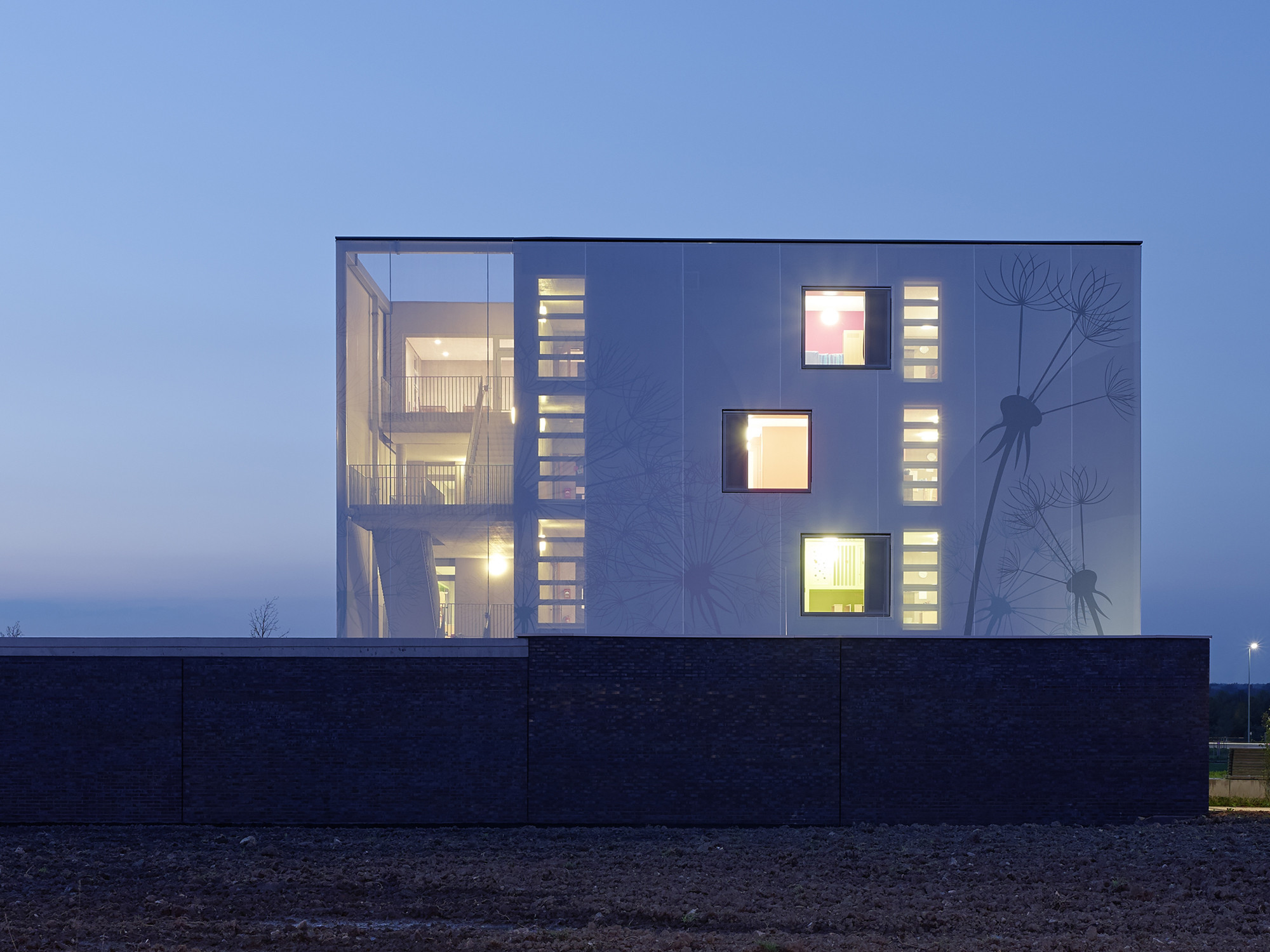 Die WDVS-Fassade der Kita Flugfeld in Böblingen der Stuttgarter Architekten (se)arch wurde mit dem Textilfassadensystem Facid umhüllt