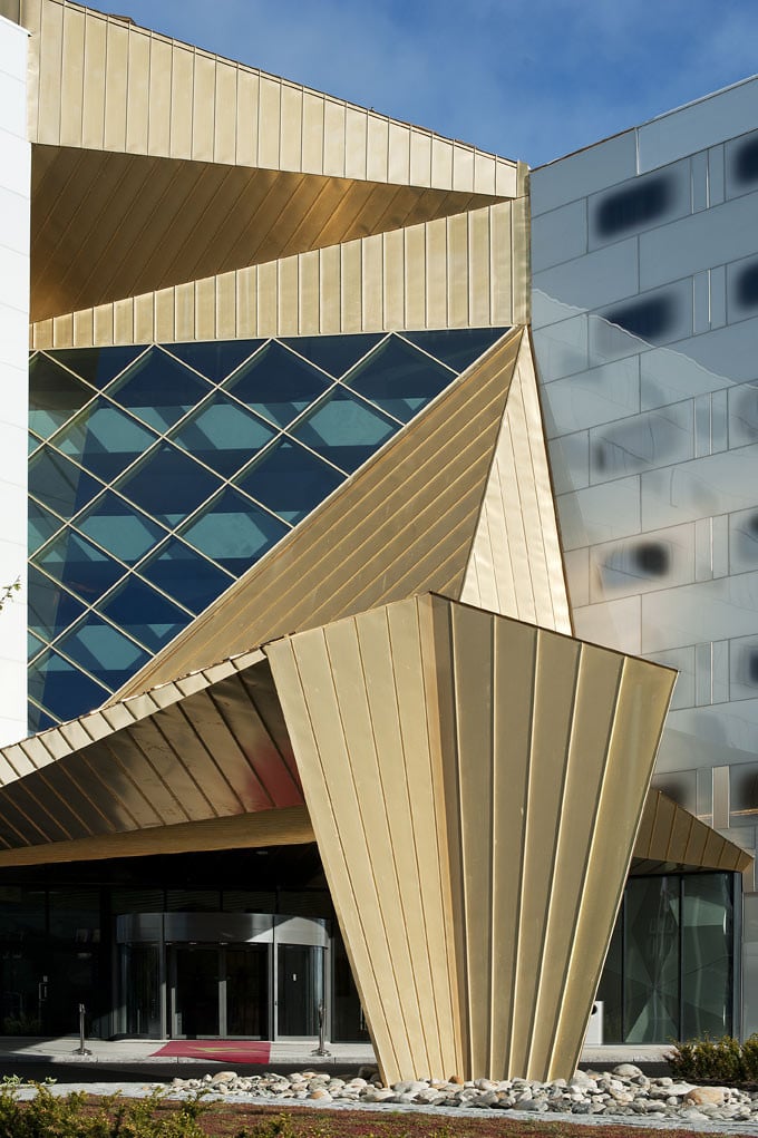 Für das goldfarbene Nordic Royal wird Kupfer mit Aluminium und Zink verschmolzen (Clarion Hotel in Trondheim, Architekt: Space Group)