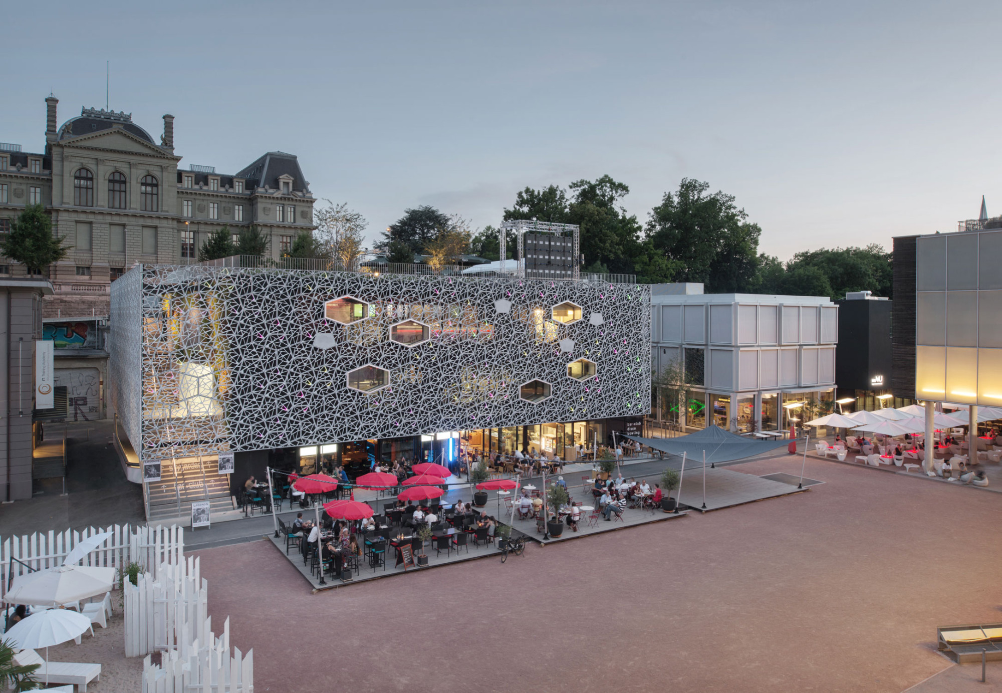 Entlang der Ostfassade von Haus C führt eine breite Treppe bis auf den Dachgarten