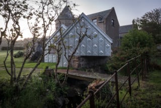 Das neue Atelier lehnt sich über eine alte Mauer, die auch das Herrenhaus vom Fluss Allt-ant-Sionnaich trennt (Westansicht)