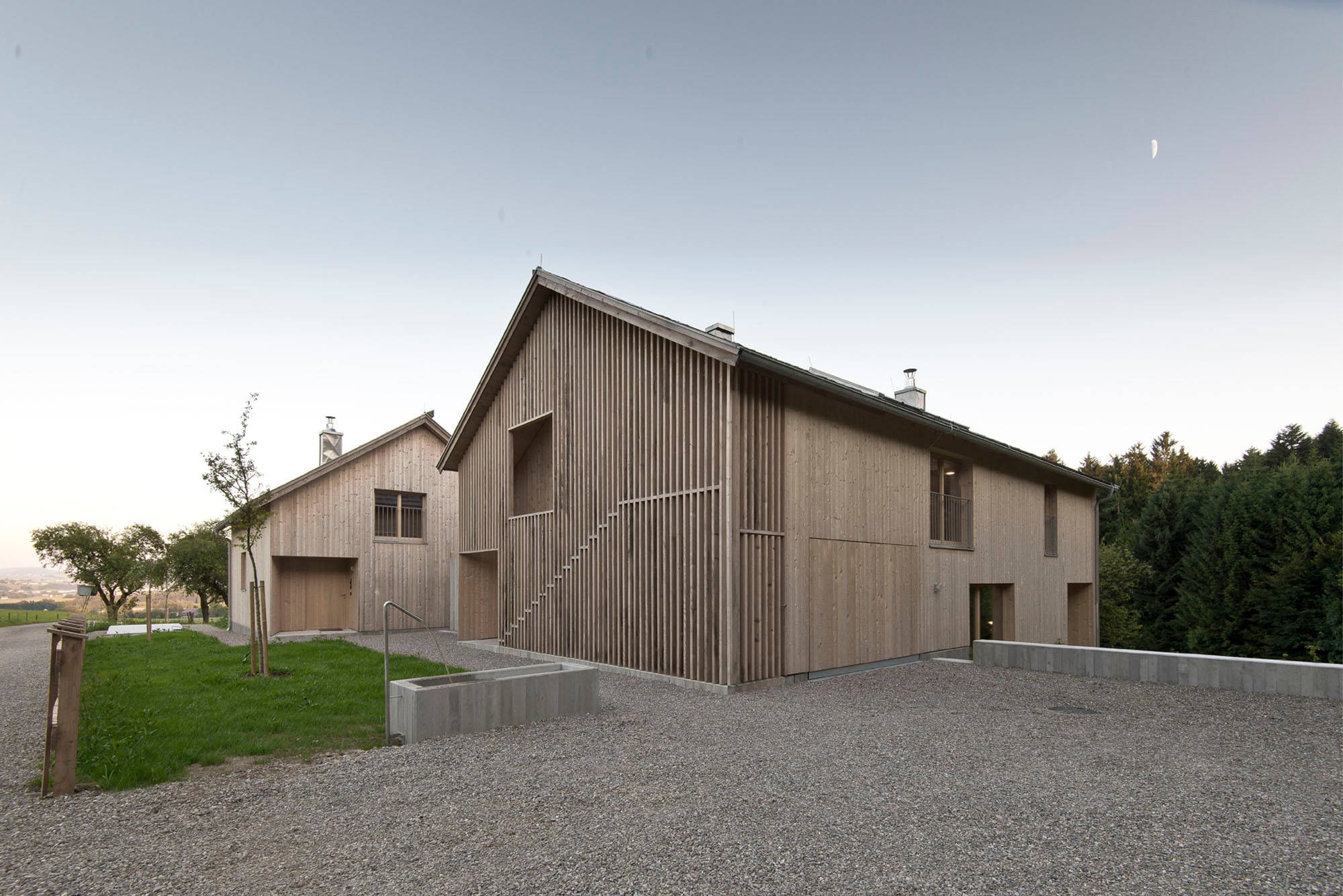 Erschlossen werden die Häuser von Norden, wohin das Haupthaus seine Giebelseite und das Gästehaus sein Flanke zeigt