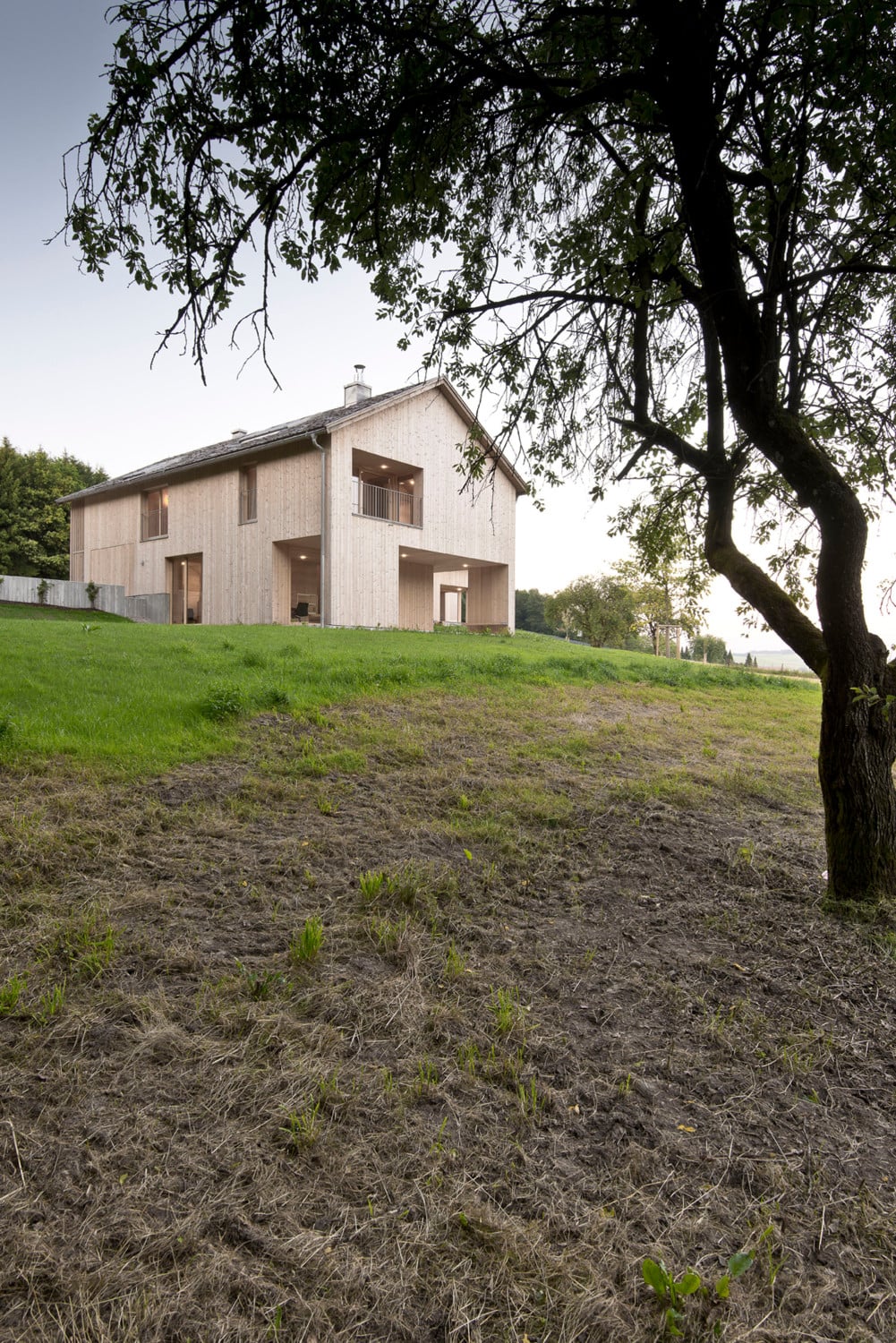 Im Süden liegen der Krenwald und weitläufige Weideflächen (Ansicht Haupthaus)