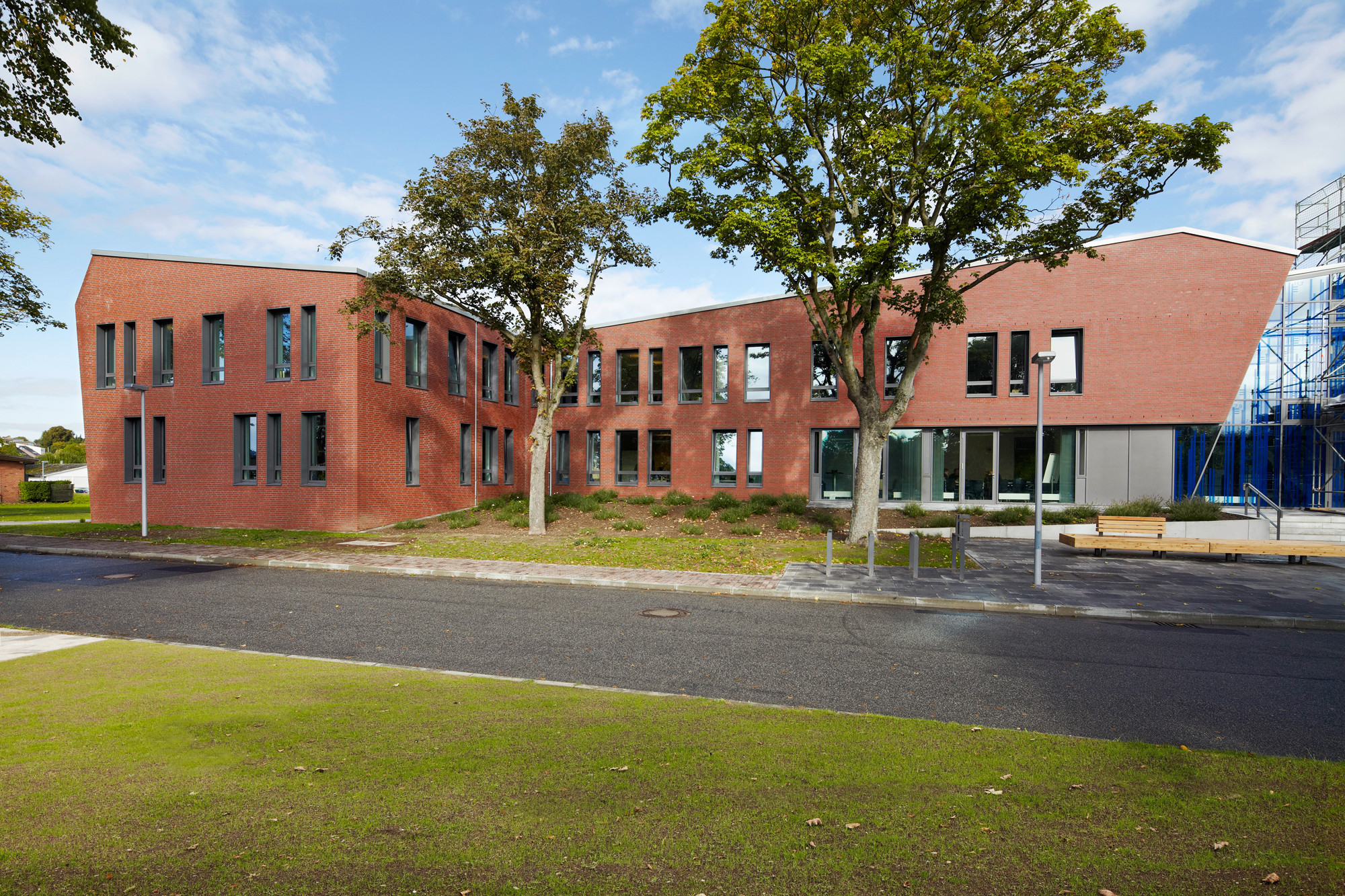 Der Erweiterungsbau: Über L-förmigem Grundriss sind die Fassaden nach Osten und Westen um 19° bzw. 6° nach außen geneigt