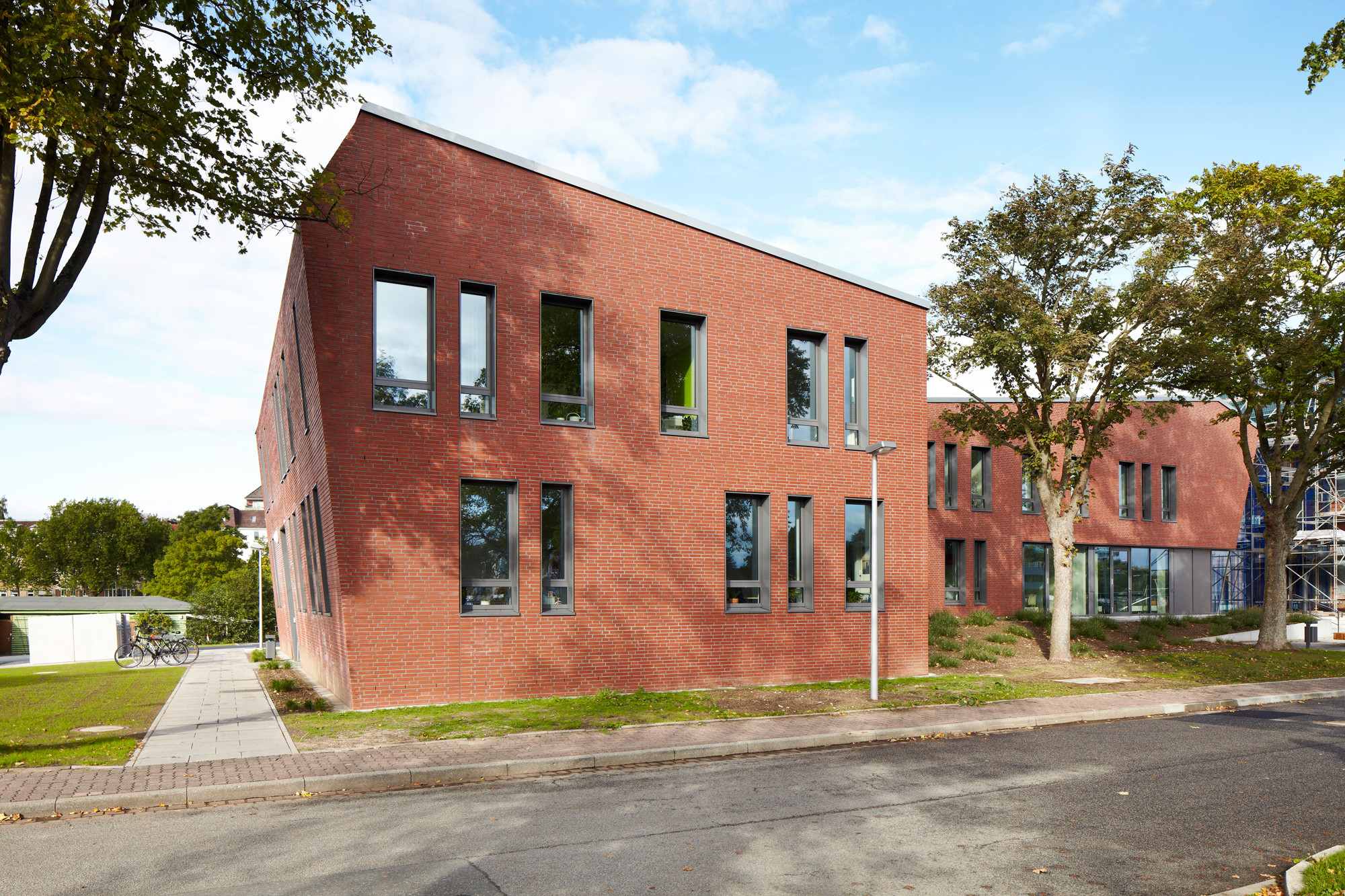 Süd-West-Ecke der Erweiterung mit der um 6° geneigten Fassade