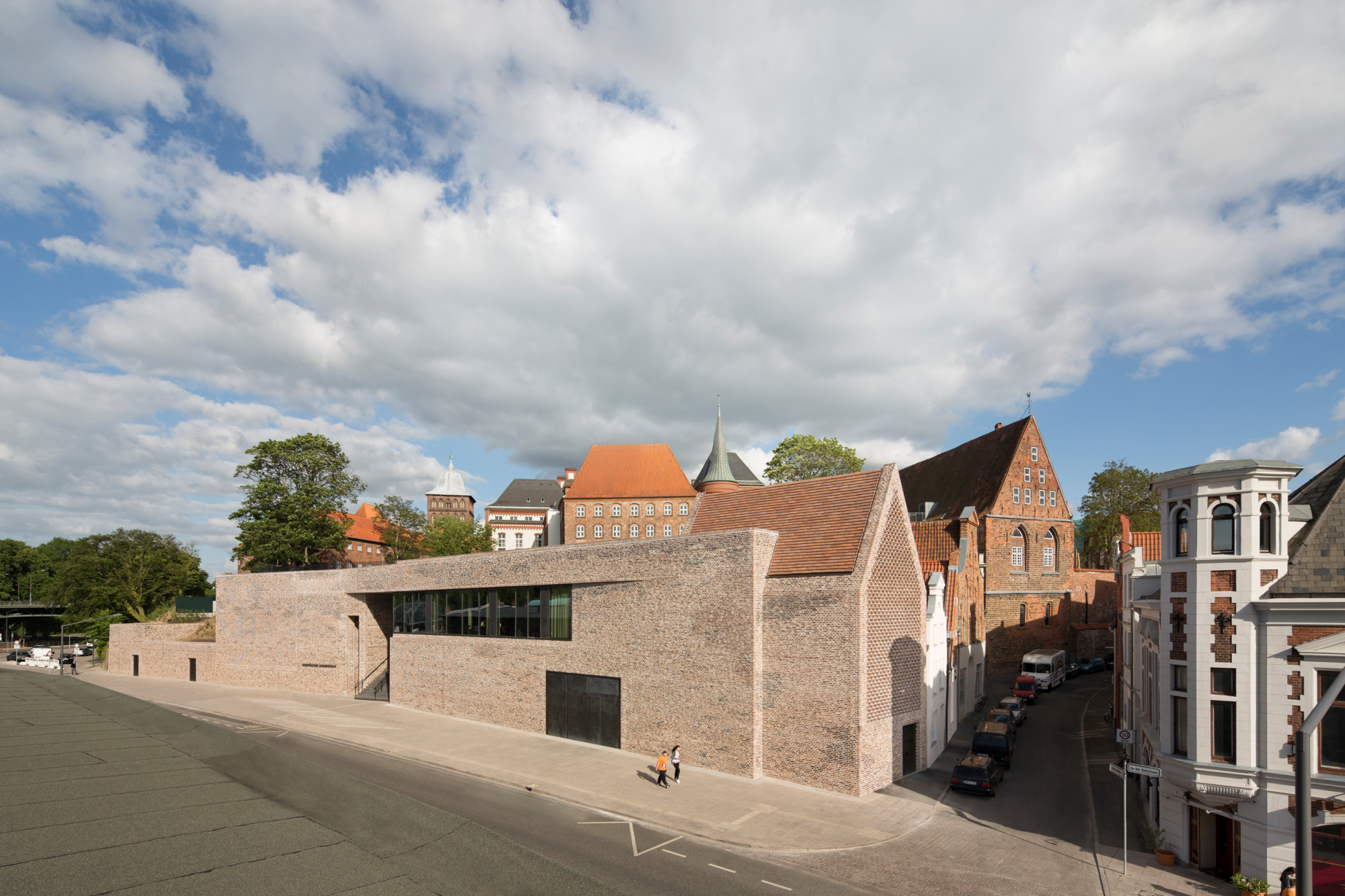 Die lange Backsteinfassade erinnert an die ehemalige Stadtmauer, der südliche Abschluss in Form einer schmalen Giebelfront an die für Lübeck typischen Bürgerhäuser