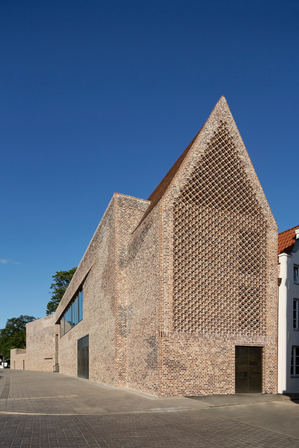 Die Giebelfassade erhielt eine ornamentale Verkleidung mit Vierpass-Motiv in Anlehnung an die norddeutsche Backsteingotik