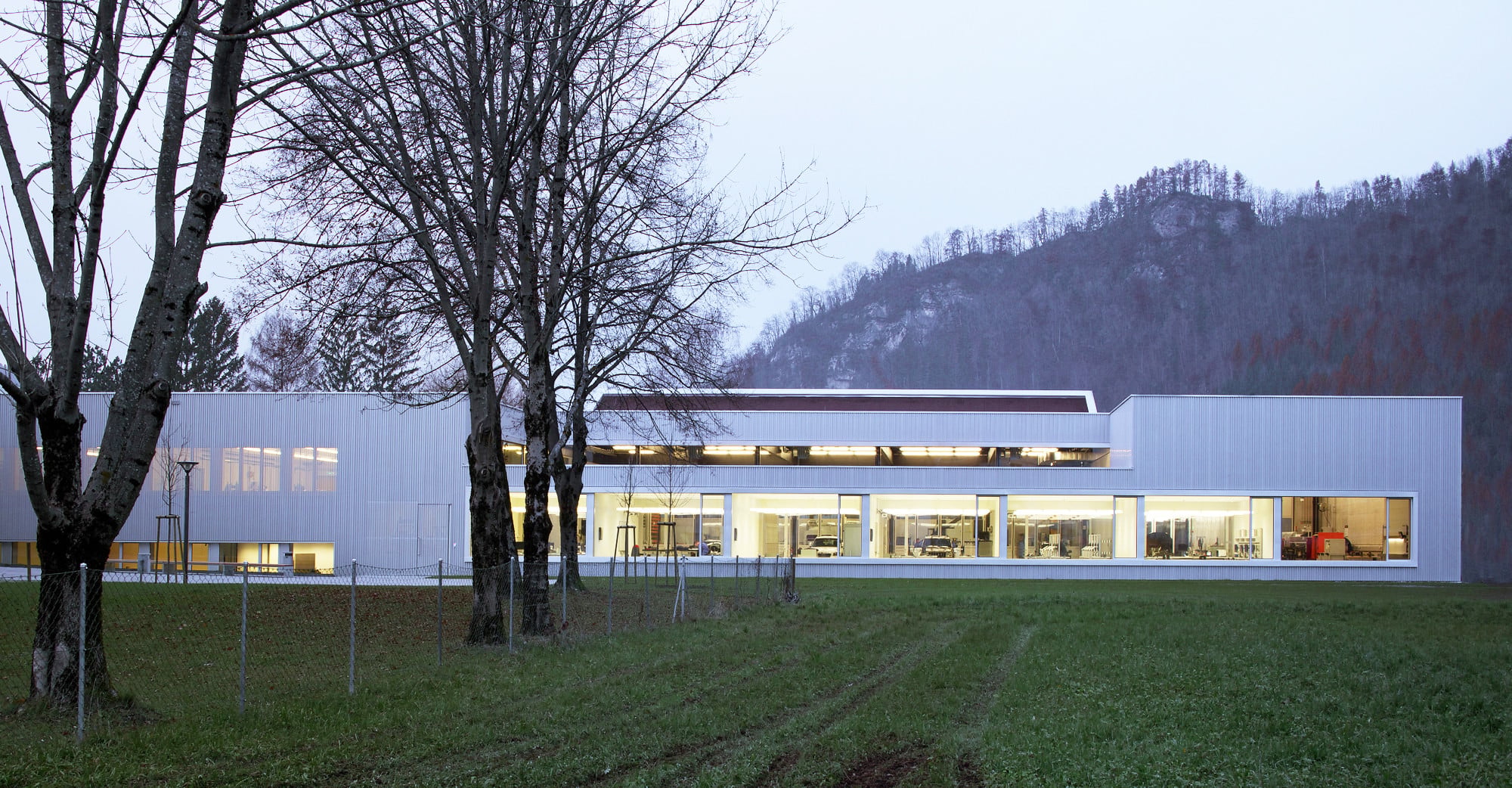 Konstruiert ist der Neubau in Stahlbauweise mit einer vorgehängten hinterlüfteten Fassade aus natureloxiertem Aluminium