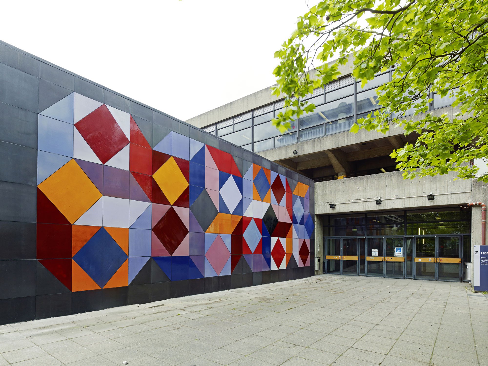 Victor Vasarelys Keramikwand „Ohne Titel“ an der RuhrUniversität Bochum  Fliesen und Platten 