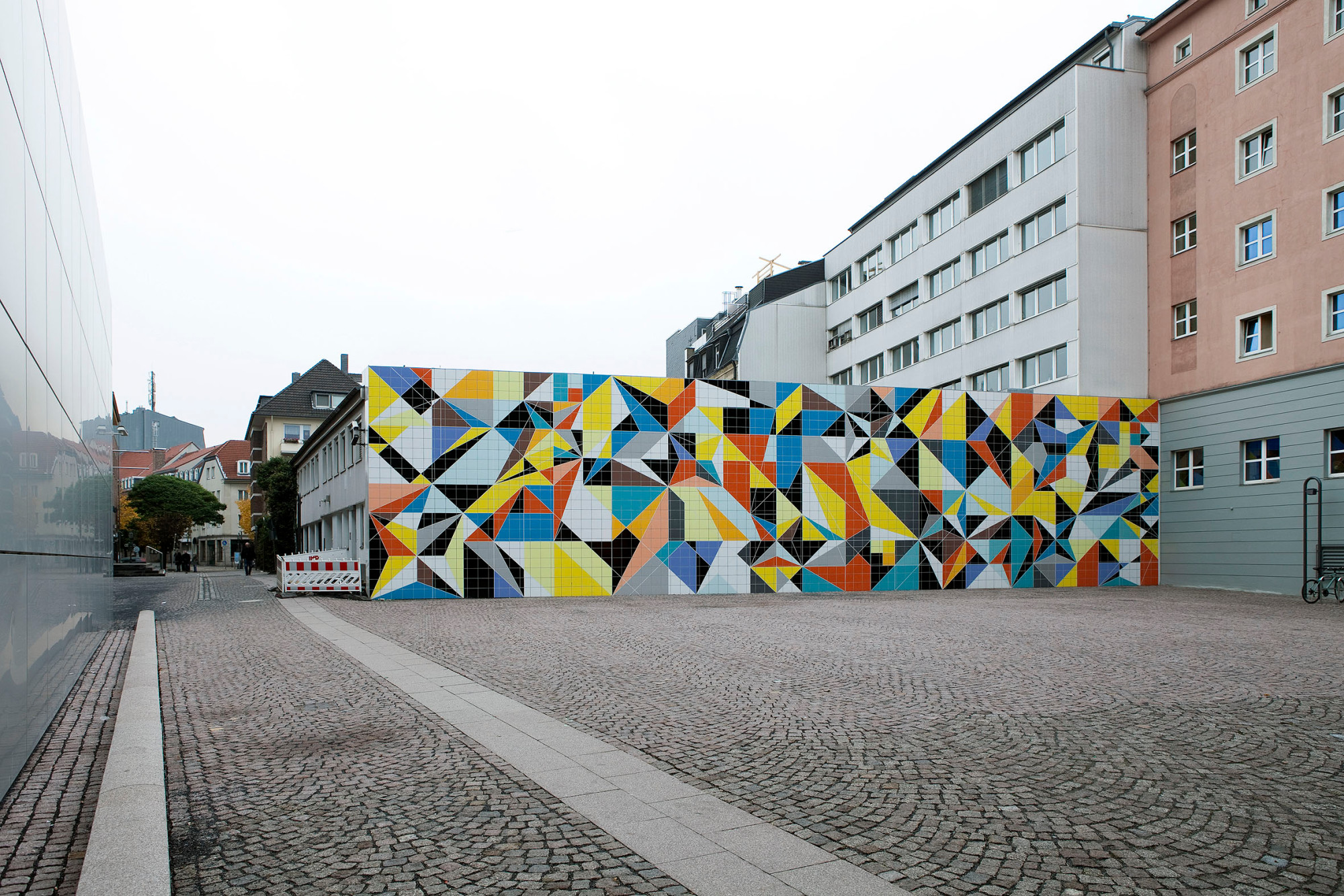 Gesamtbild aus farbigen Flächen und geometrischen Figuren