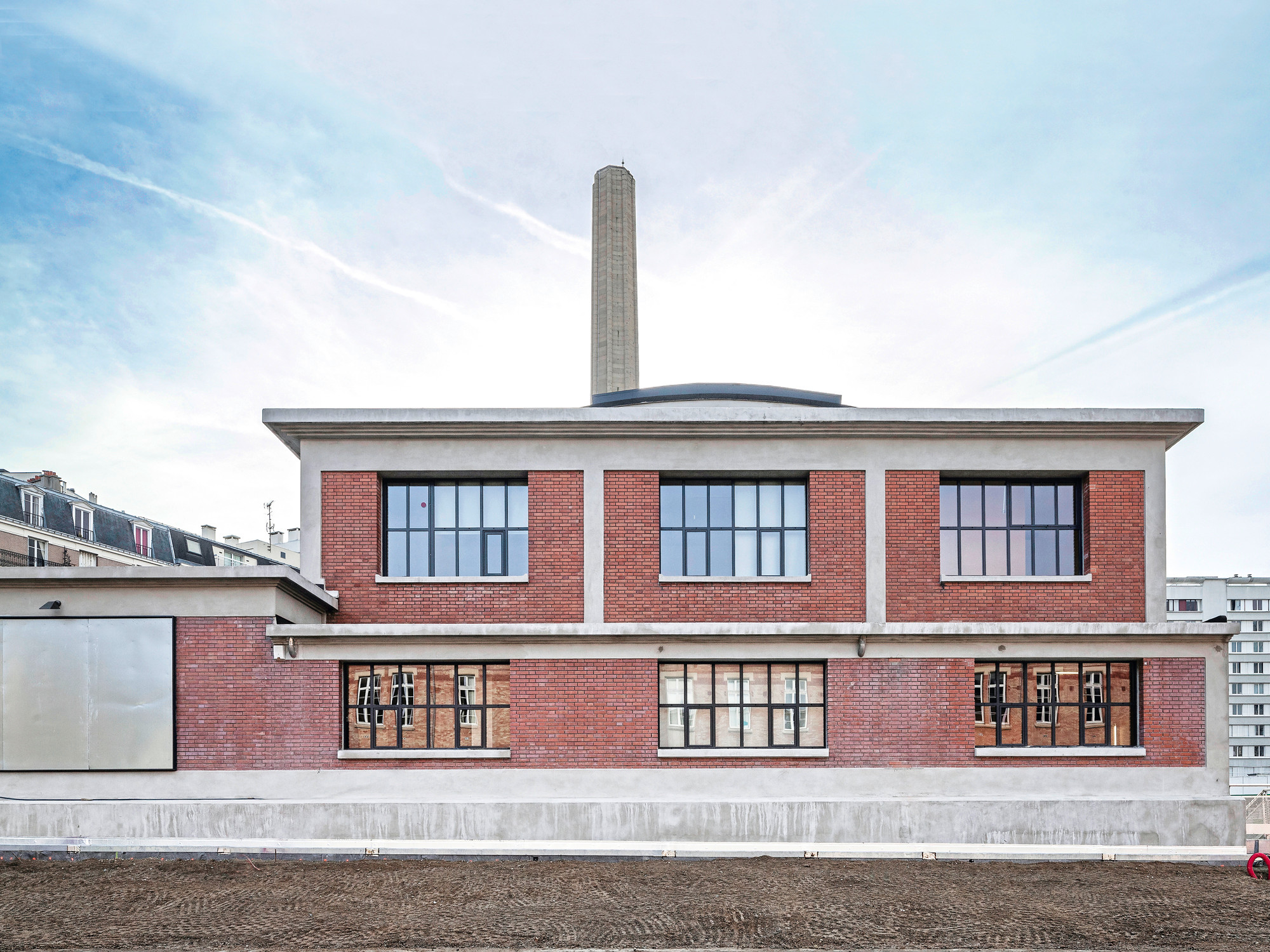 Das Maison des pratiques artistiques amateurs (MPAA) in Paris, ein historisches Industriegebäude, wurde mit den filigranen Stahlprofilen denkmalgerecht und energetisch saniert 