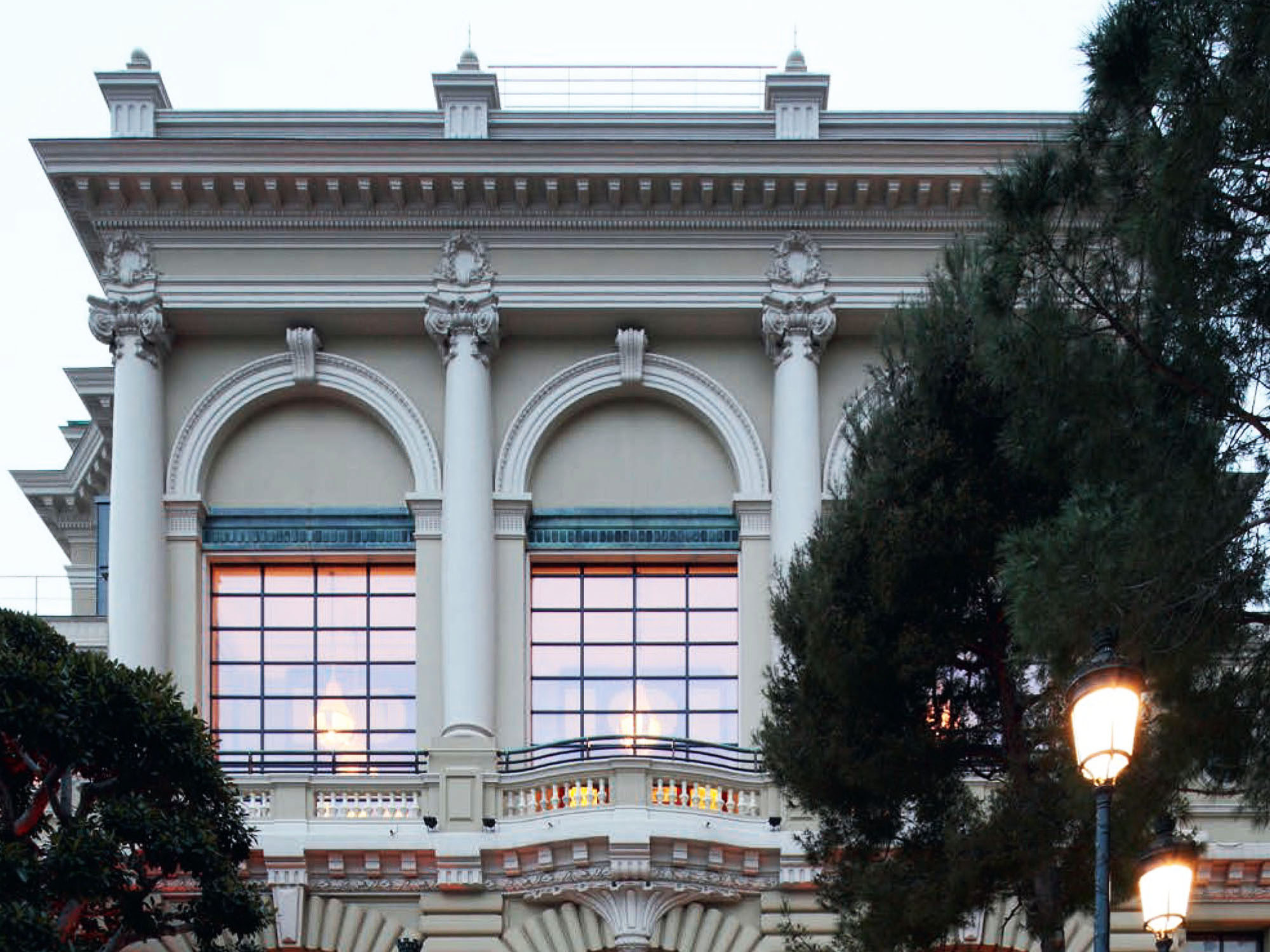 Die Profilkonstruktionen aus 100% wahlweise blankem oder bandverzinktem Stahl sind biegefähig und können daher auch Spezialformen ausbilden (Casino de Monte Carlo in Monaco)