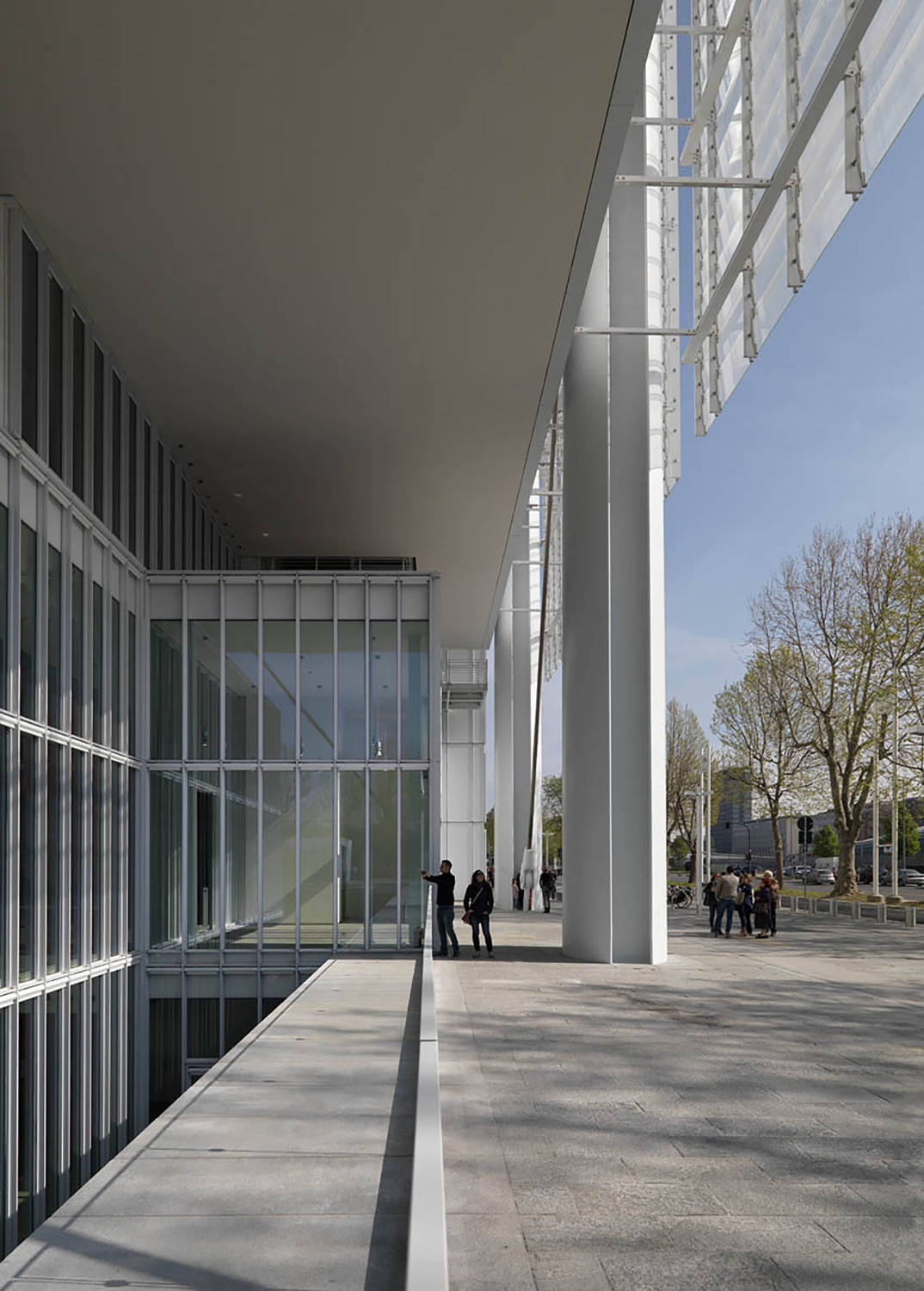 Je drei Betonstützen entlang der West- bzw. Ostfassade übernehmen den vertikalen Lastabtrag