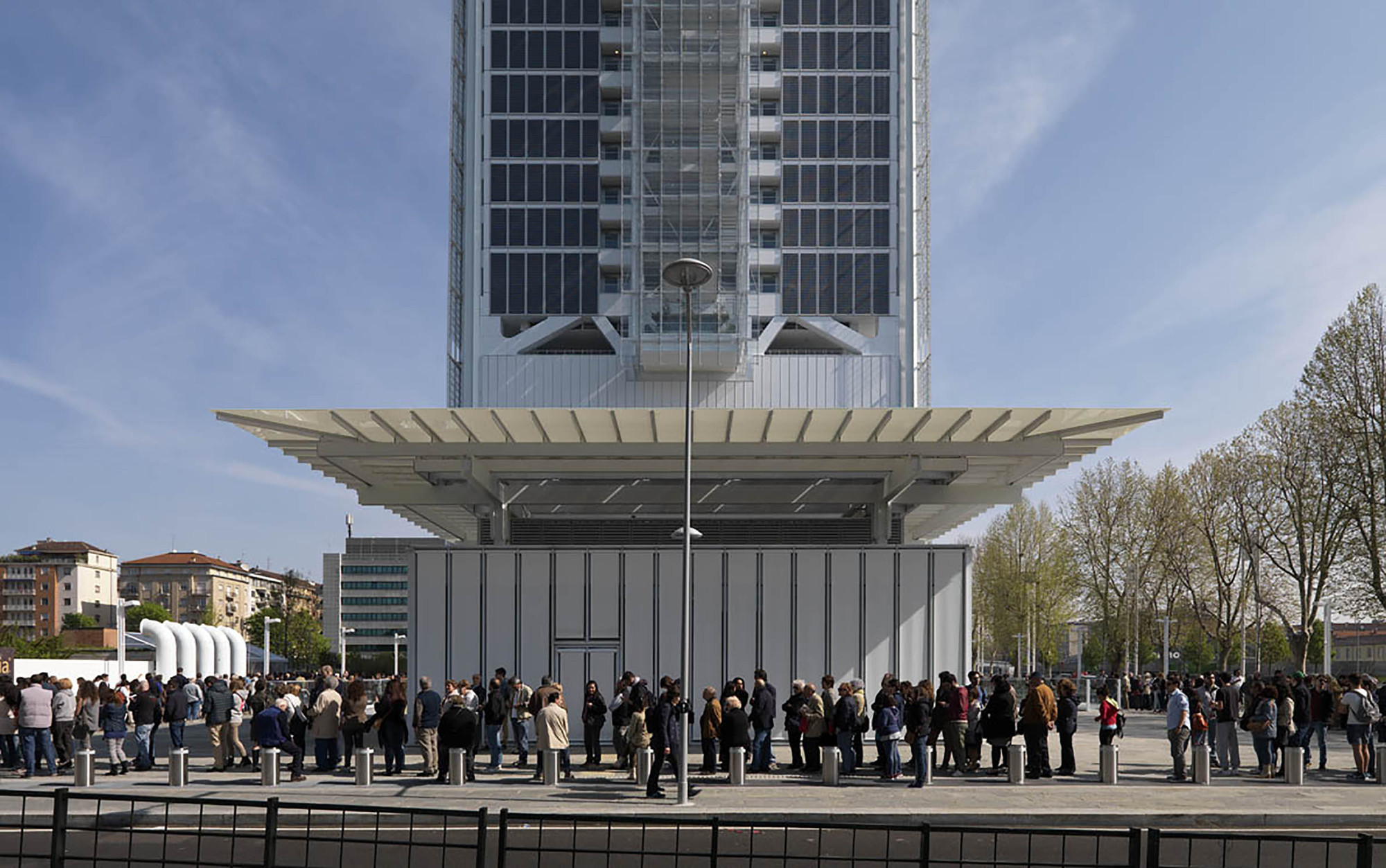 Ausschnitt der Südfassade des 166 Meter hohen Bürogebäudes 