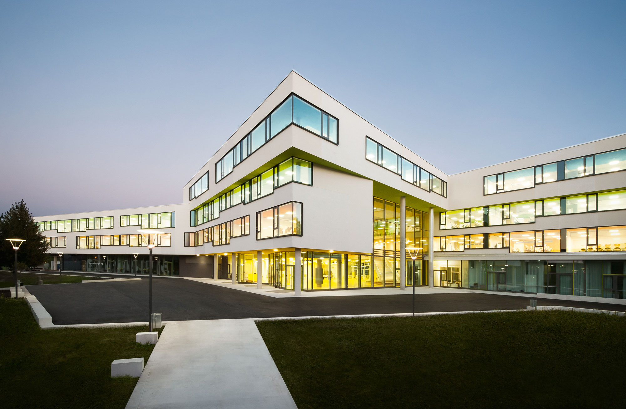 Nordwestansicht: Blick auf den Eingangsbau mit Foyer als Herzstück der Schule