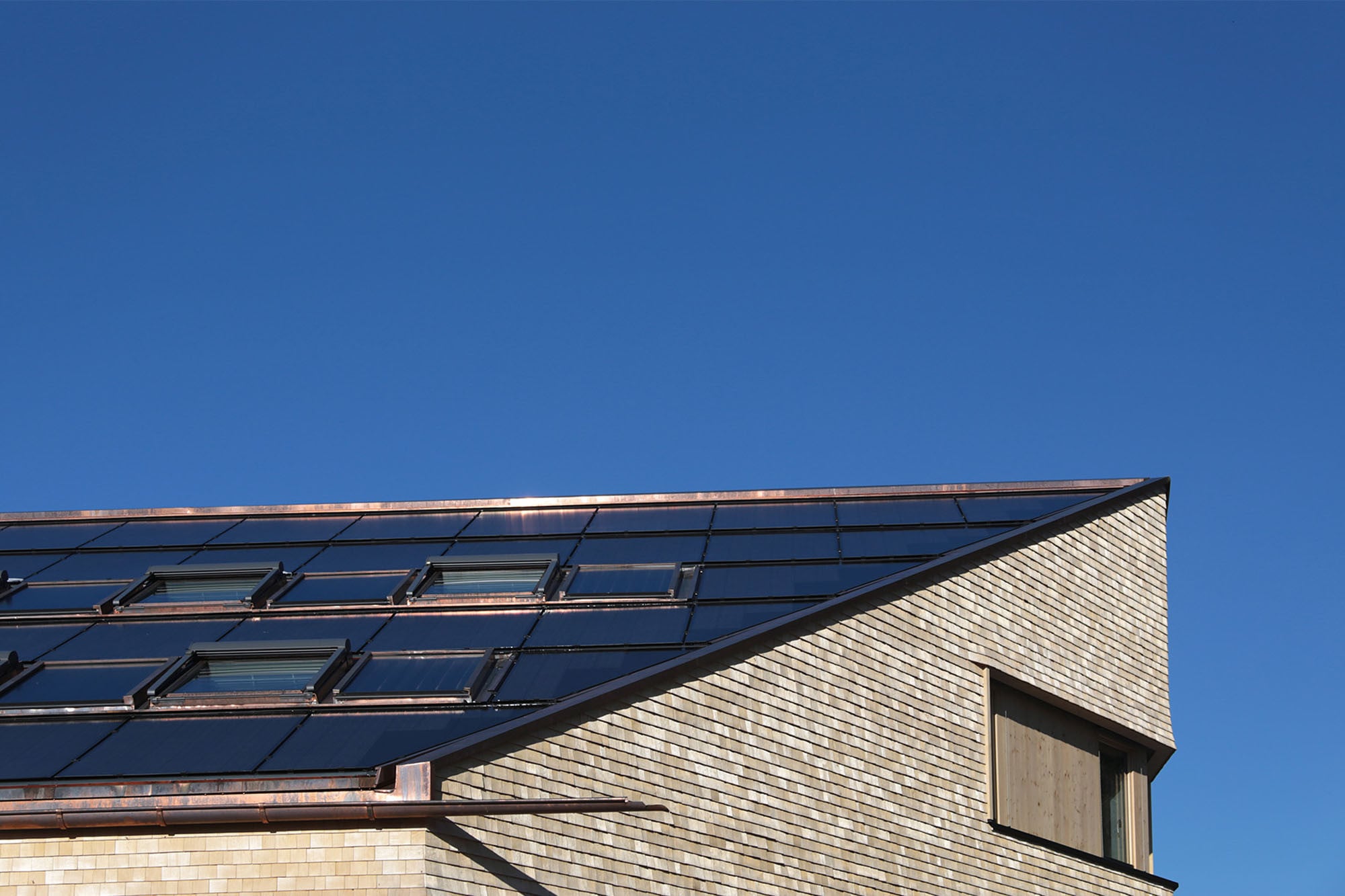 Auf die Satteldachflächen sind maßgeschneiderte Photovoltaikmodule integriert worden