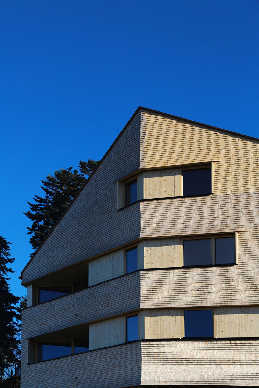 Die Fenster sind zu Bändern zusammengefasst und verlaufen teilweise über Eck