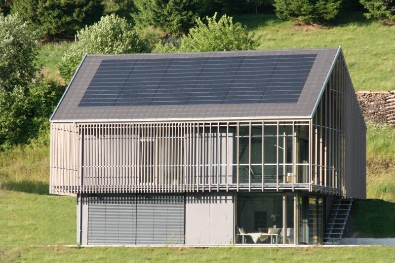 Nach Süden gibt es raumhohe Fenstertüren und auf dem Dach eine Photovoltaik-Anlage