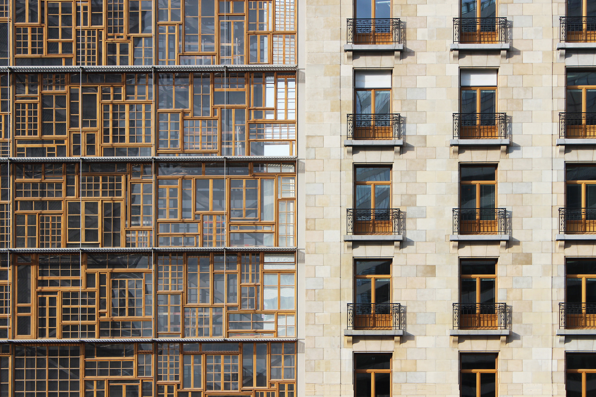 Die Materialität und Struktur erzeugt eine maßstäbliche Verwandtschaft mit der Art-Déco-Fassade des Bestandsbaus