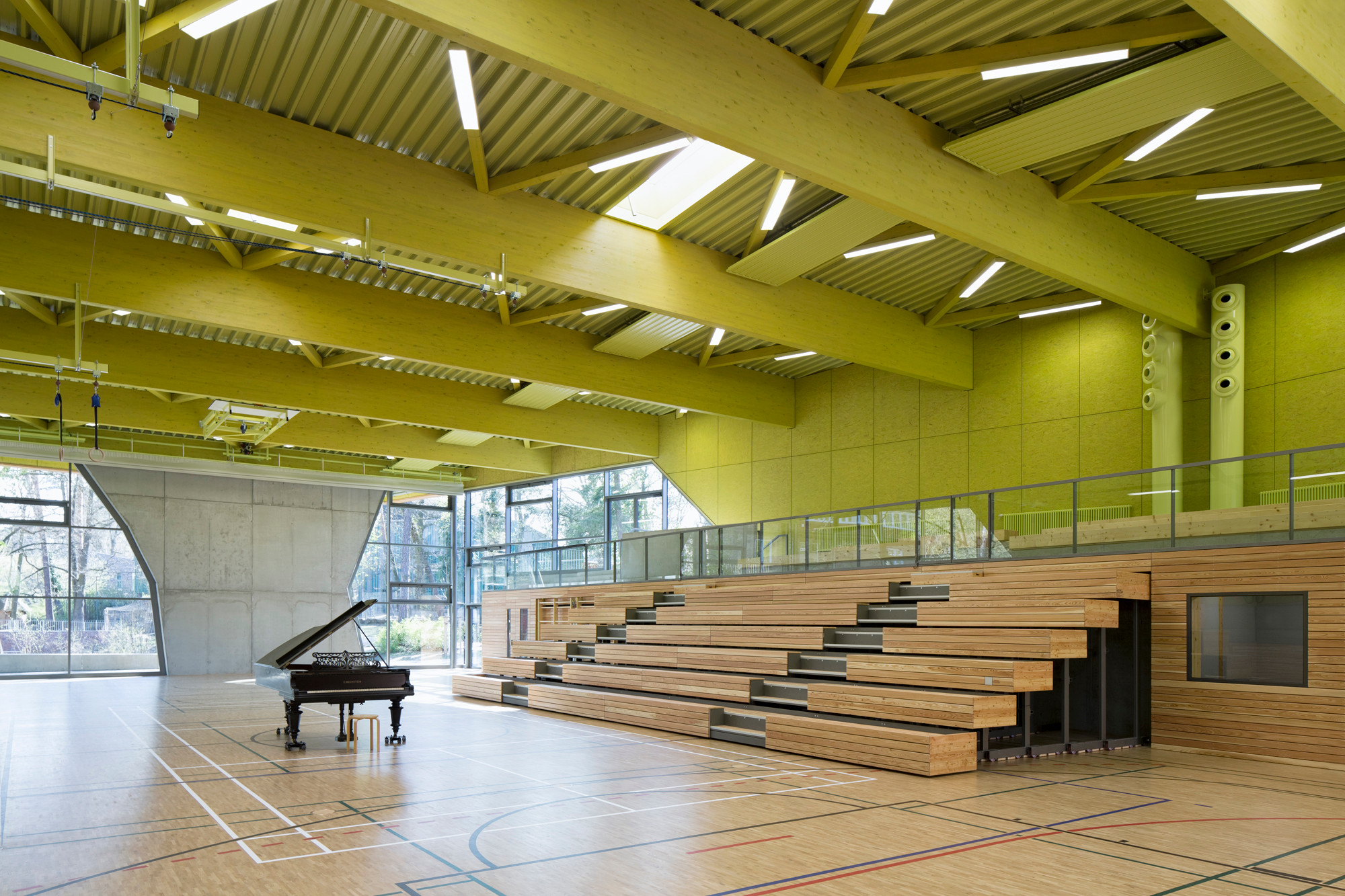 Die Halle wird auch als Veranstaltungsraum genutzt, eine ausziehbare Tribüne bietet weitere Zuschauerplätze