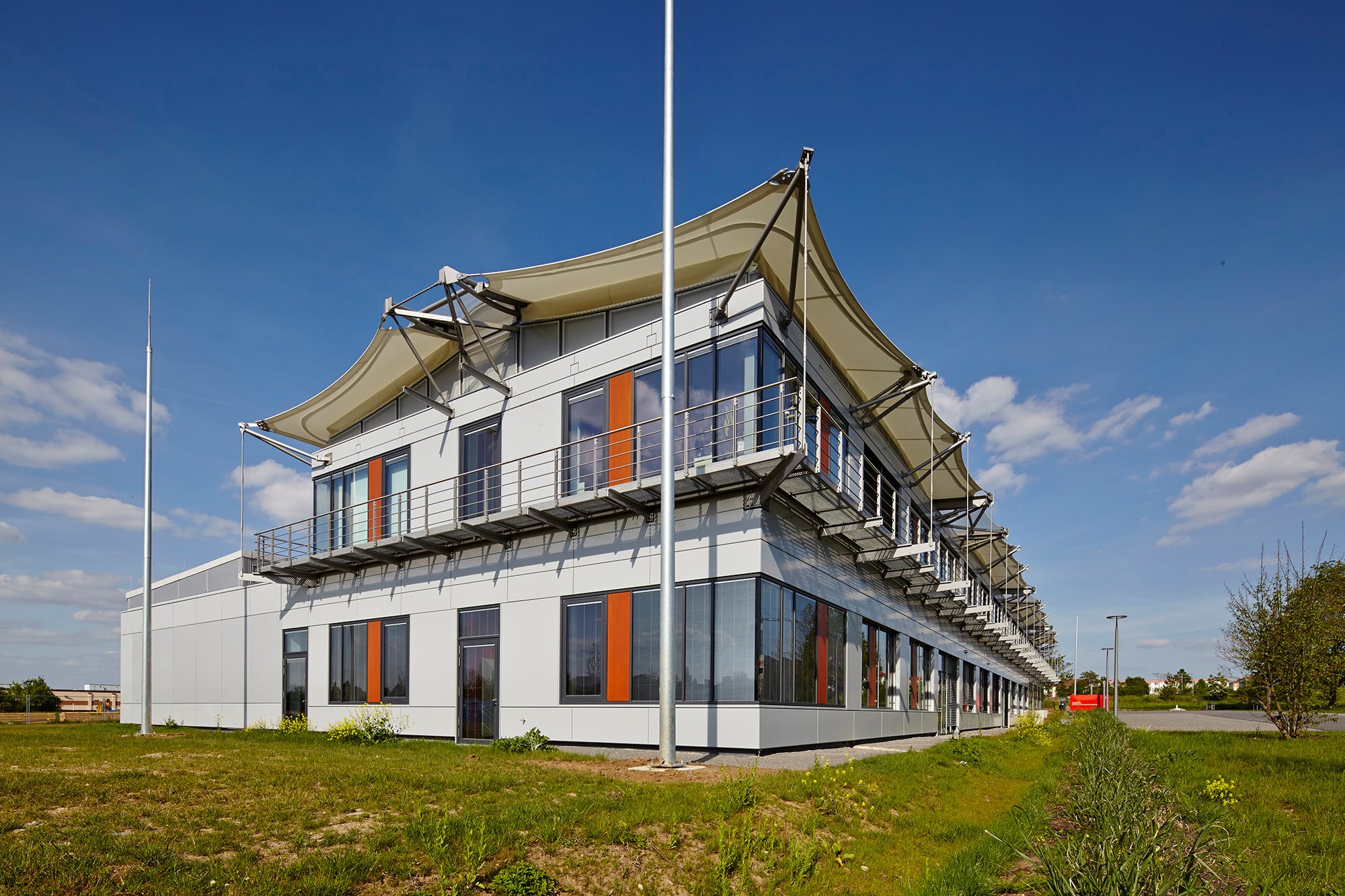 Das zweigeschossige Gebäude beherbergt auf einer Brutttogeschossfläche von 3.400m² Büro- und Laborräume und einen öffentlichen Informationsbereich