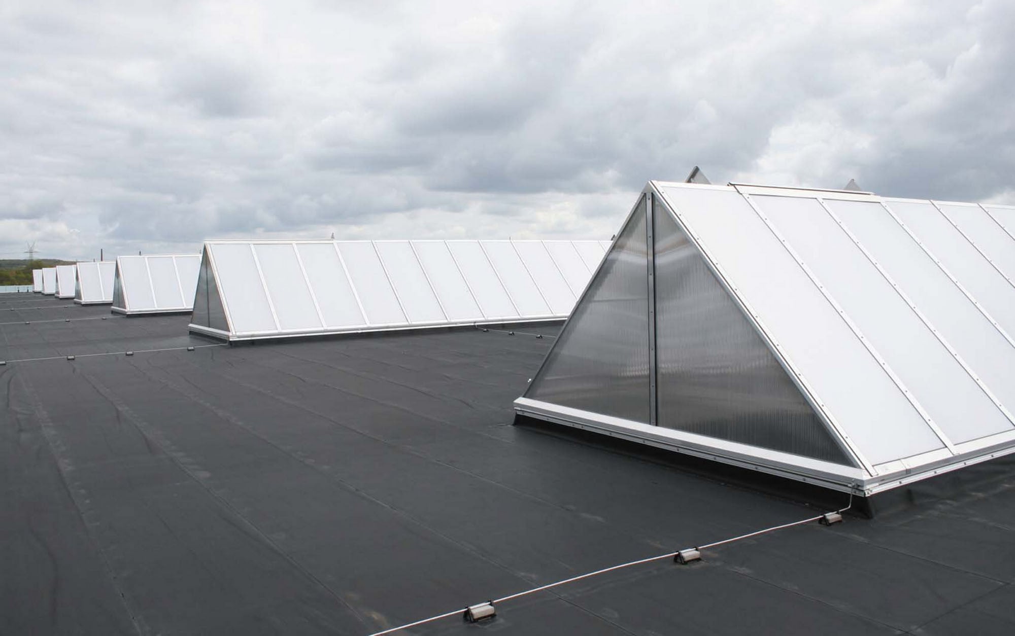 Für ausgedehnte Industrie- und Gewerbehallen ist ein hoher Eintrag von Tageslicht bei geringem Energieverlust besonders lohnend