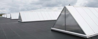 Für ausgedehnte Industrie- und Gewerbehallen ist ein hoher Eintrag von Tageslicht bei geringem Energieverlust besonders lohnend