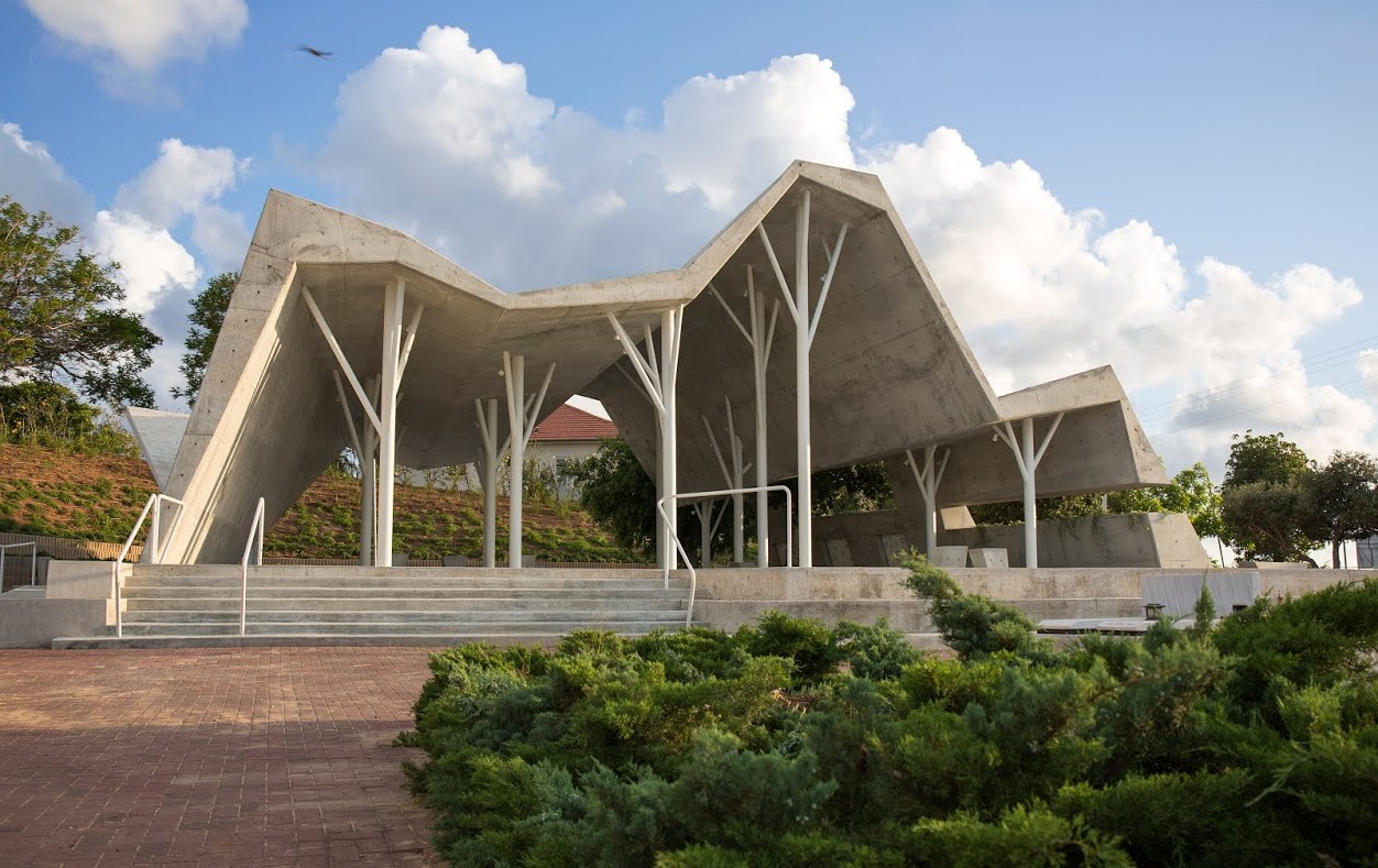 Ein symbolträchtiges Bauwerk hat das Ron Shenkin Studio for Architecture & Design auf dem Friedhof der israelischen Stadt Pardesia geplant