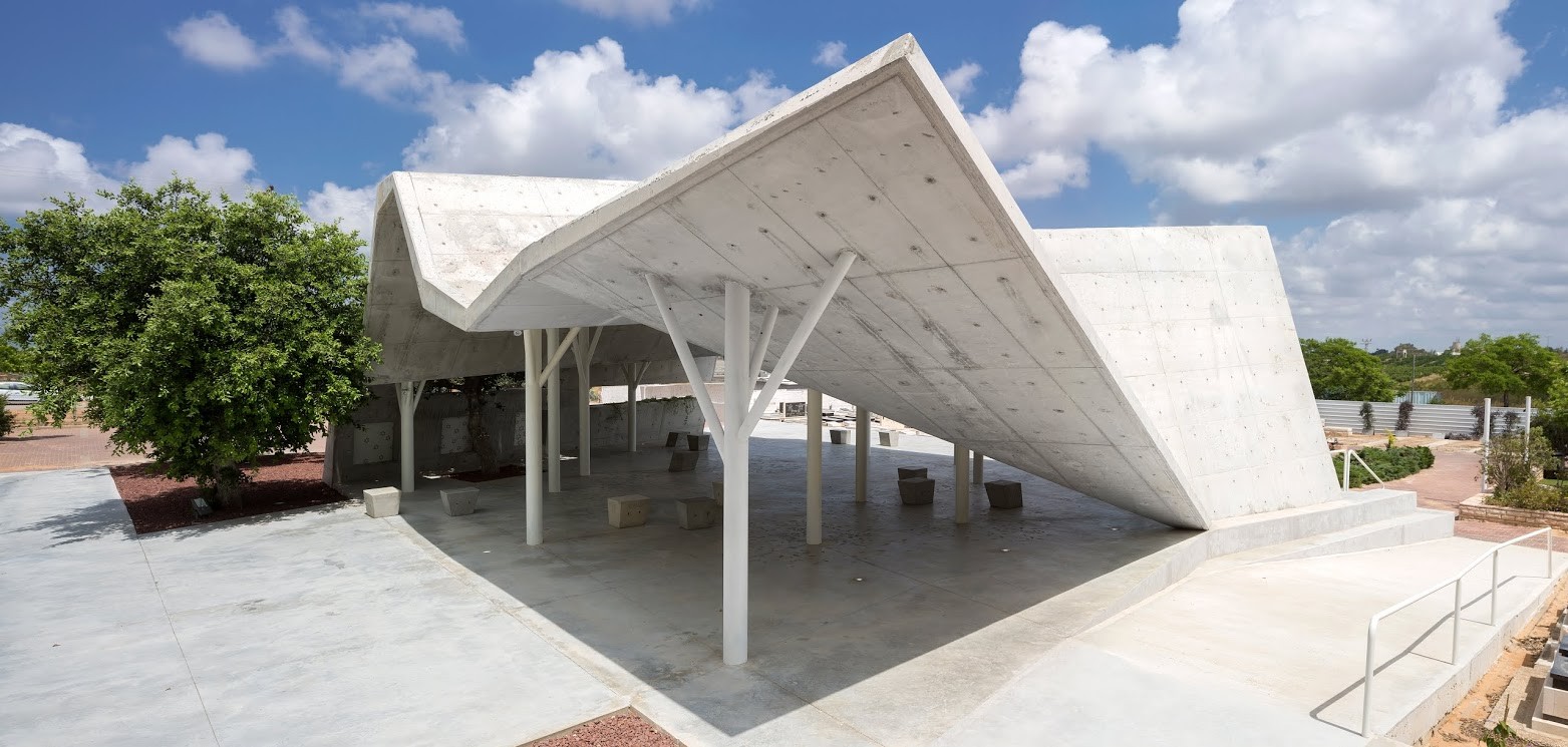 Die Halle steht etwas erhöht auf einem Plateau und wird über eine breite Freitreppe und eine Rampe erschlossen (Südostansicht)
