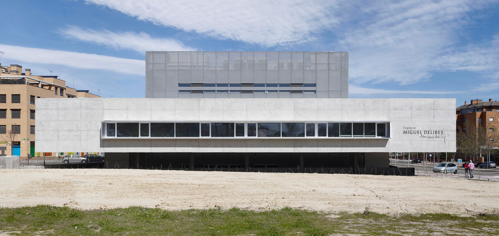 Südfassade: In den Betonbau ist die Volkshochschule eingezogen, in dem höheren, metallverkleideten Bau eine Fotografieschule und das Bürgerbüro