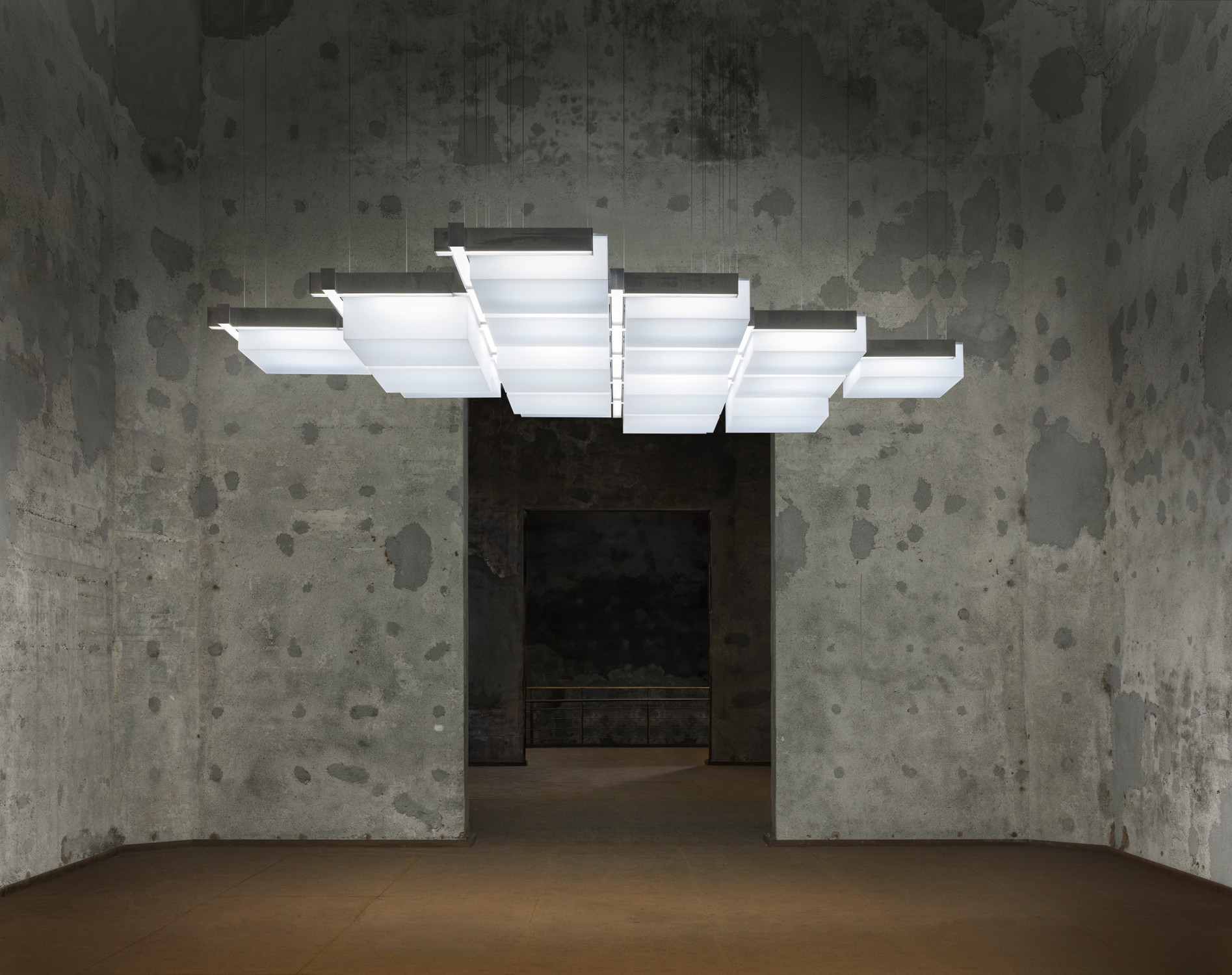 Lichtdurchlässige perforierte Absorber im Acrylglas dienen der Schallabsorption insbesondere im Frequenzbereich zwischen 125 und 200 Hz
