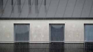 Unter dem Begriff Schlagregendichtheit wird die Widerstandsfähigkeit eines Fensters oder einer Tür gegen das Eindringen von Feuchtigkeit verstanden, und zwar verursacht durch Wind, Regen und andauernde Beanspruchung