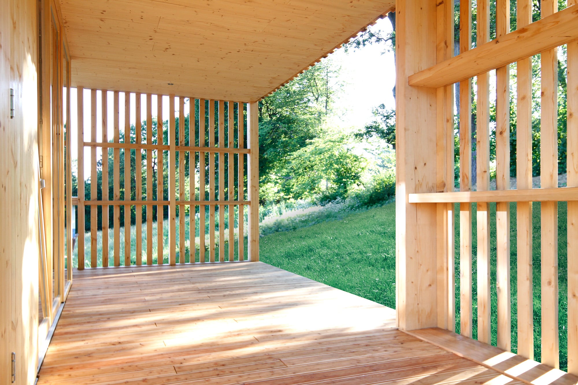 Обшивка террасы рейкой