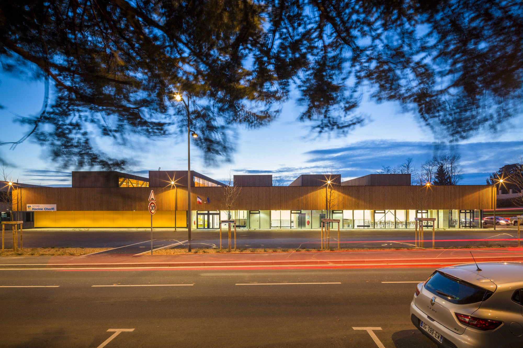 Die nach dem Profiboxer Hacine Cherifi benannte Sporthalle ist Teil eines größeren Schulkomplexes aus Kindergarten, Grundschule und Gymnasium