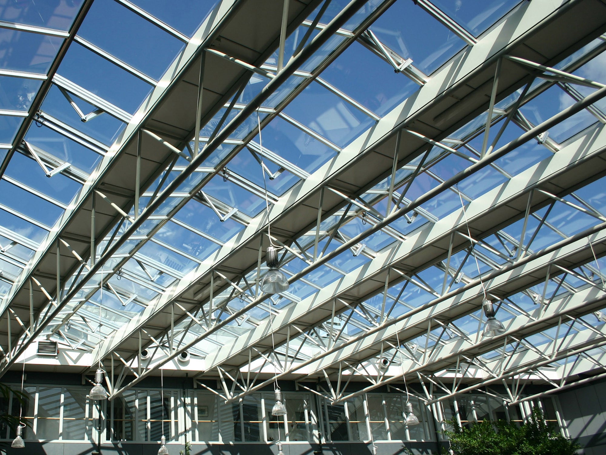 Die Glasdachkonstruktion mit integrierten RWA- und Lüftungsflügeln und frei tragendem First eignet sich für große Industrie- und Gewerbehallen