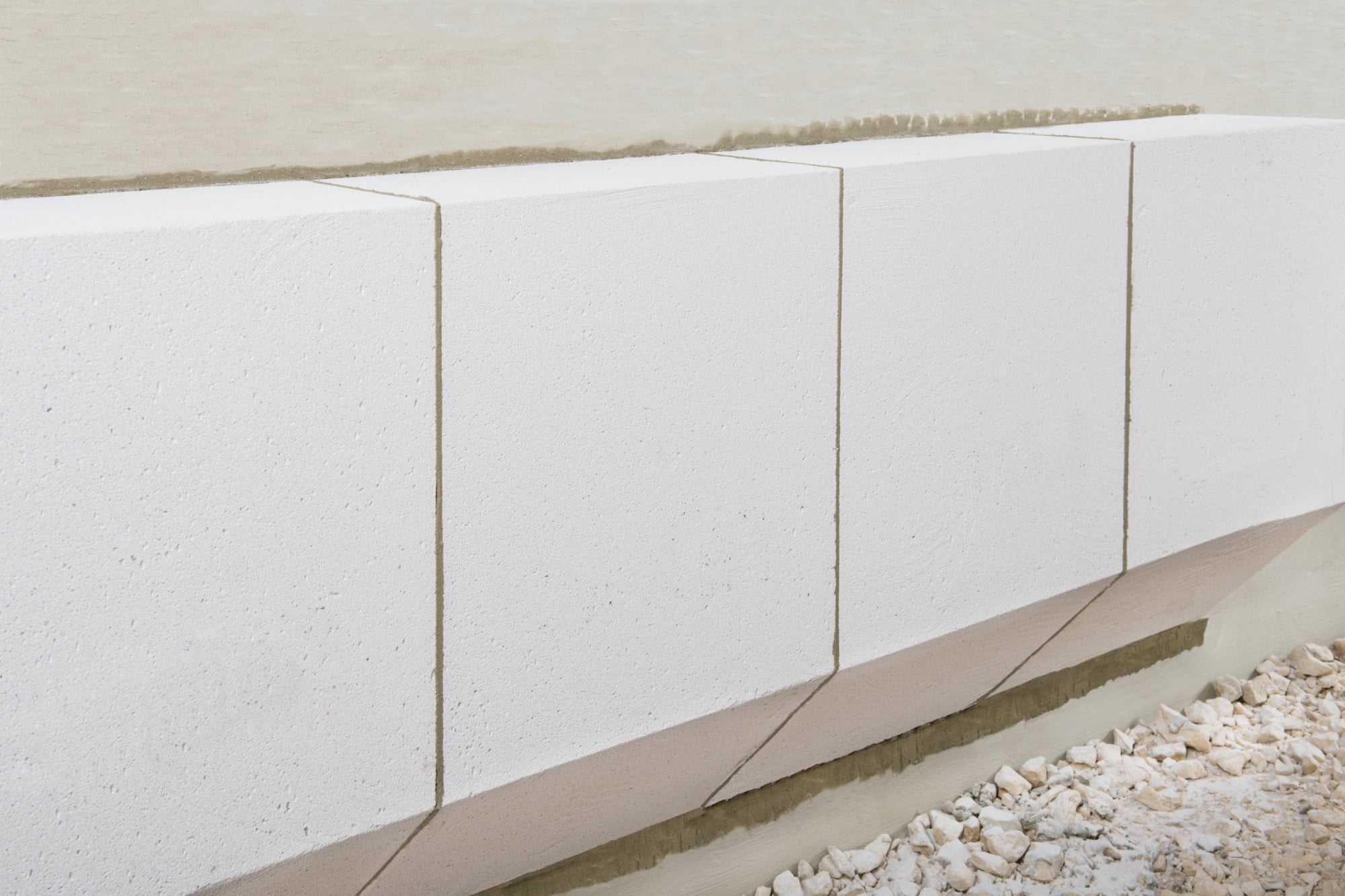 Die untere Kante der Sockeldämmplatten kann unter 45° schräg zugeschnitten werden