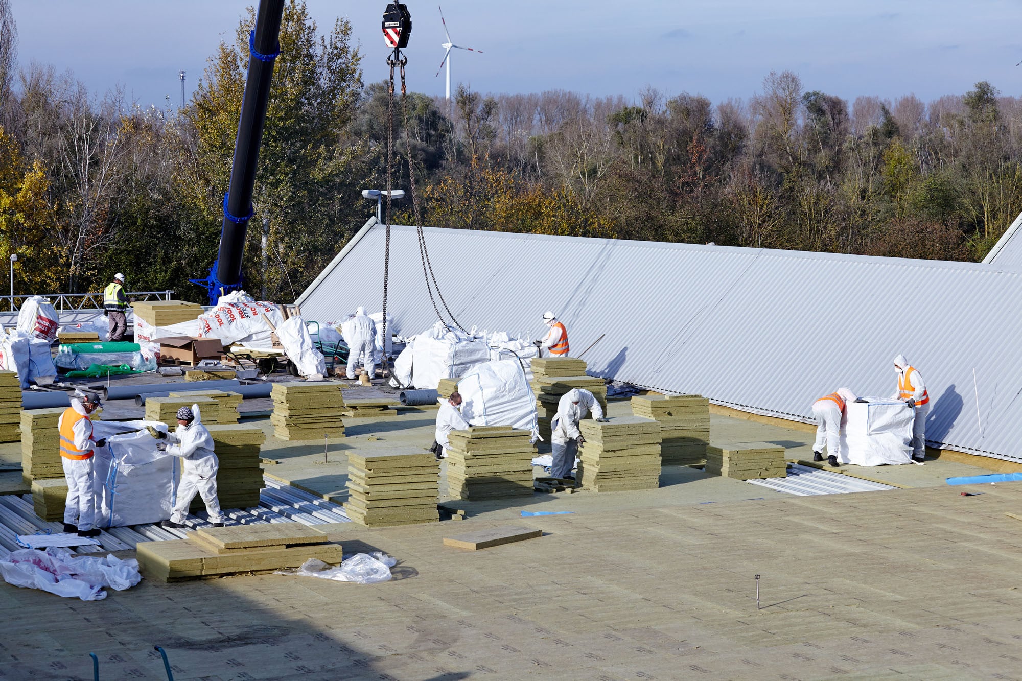 Die alten Steinwolle-Dämmplatten wurden halbiert und zu einzelnen Stapeln aus rund 200 bis 250 Kilogramm zusammengefasst; die Entsorgung erfolgte durch den Abfallrücknahmeservice von Rockwool