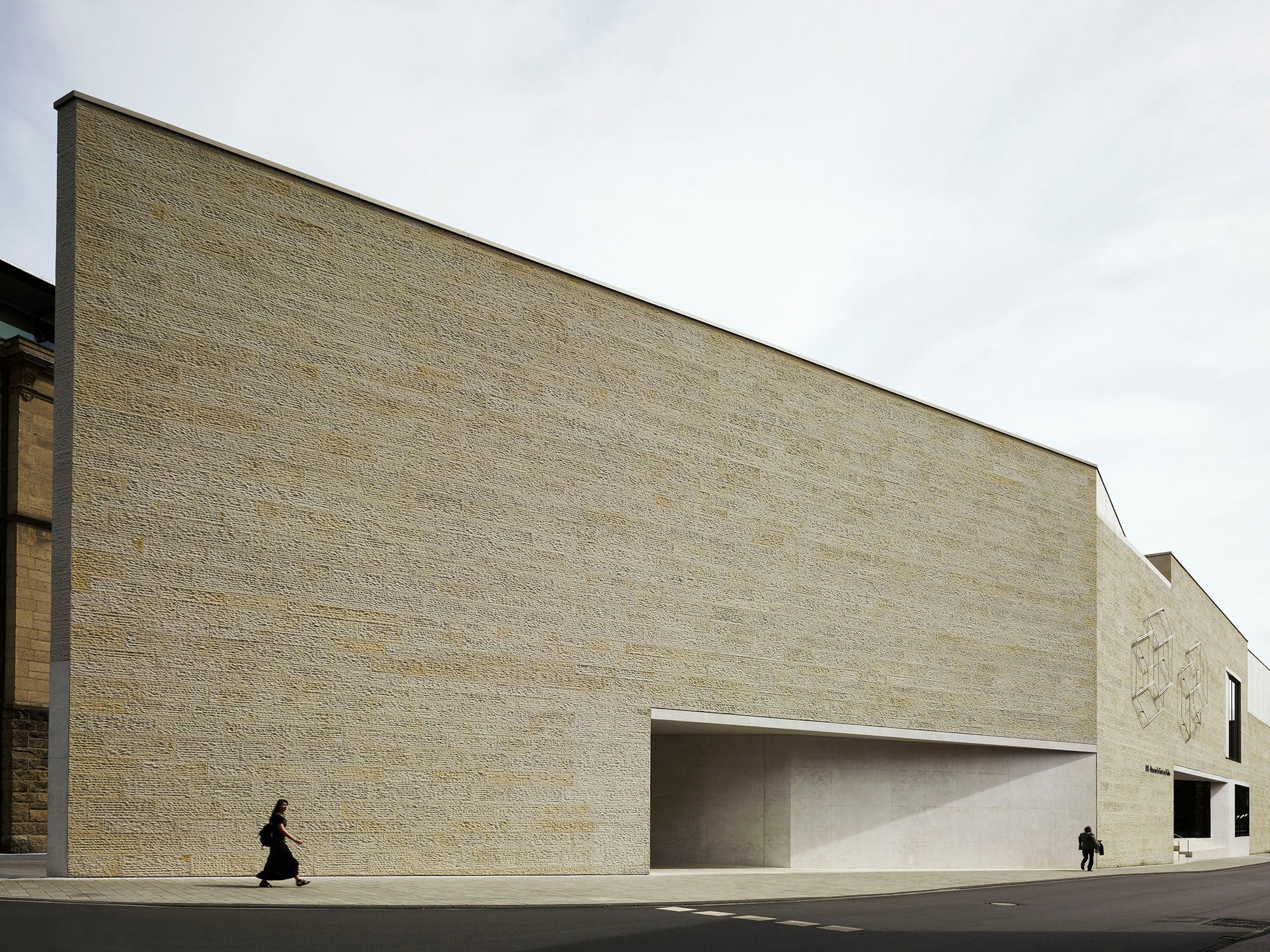 In die interne Passage aus großen Räumen kann man auch aus der parallel zum Museum verlaufenden Pferdegasse oder dem Jesuitengang stoßen