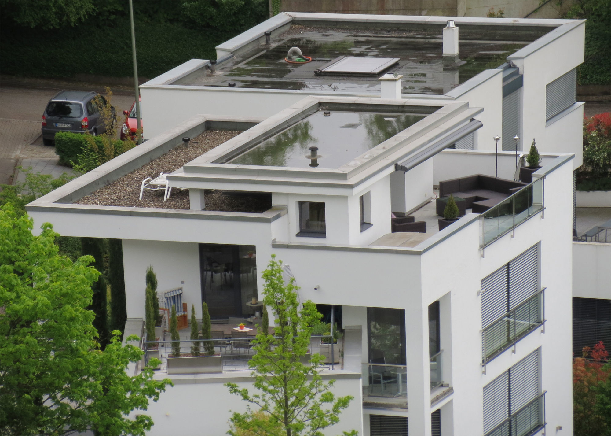 Stehendes Wasser auf dem Flachdach: Die Ausführung von Nähten und Anschlüssen erfordert handwerkliche Qualität, die geforderten Anschlusshöhen an aufgehenden Bauteilen sind unbedingt einzuhalten.