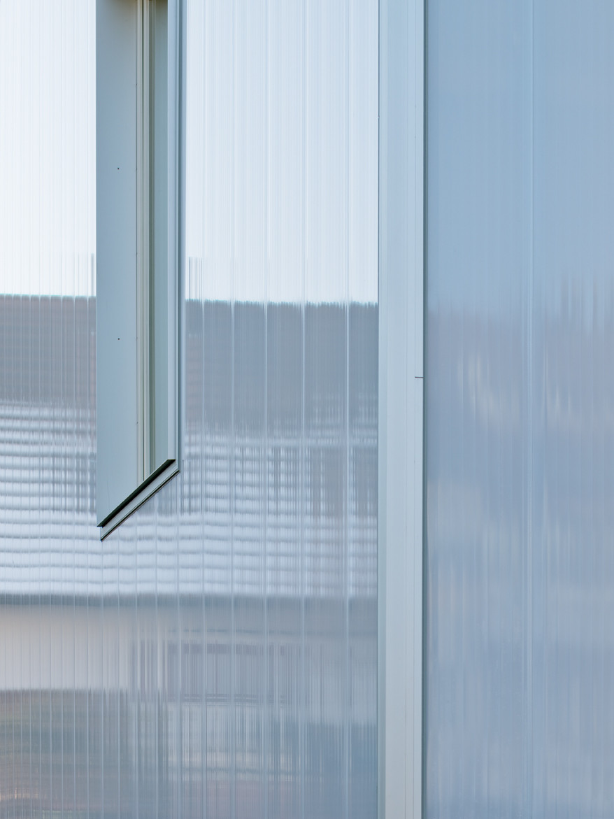Die Polycarbonat-Mehrschichtplatten sind Fassadenverkleidung und Wärmedämmung in einem