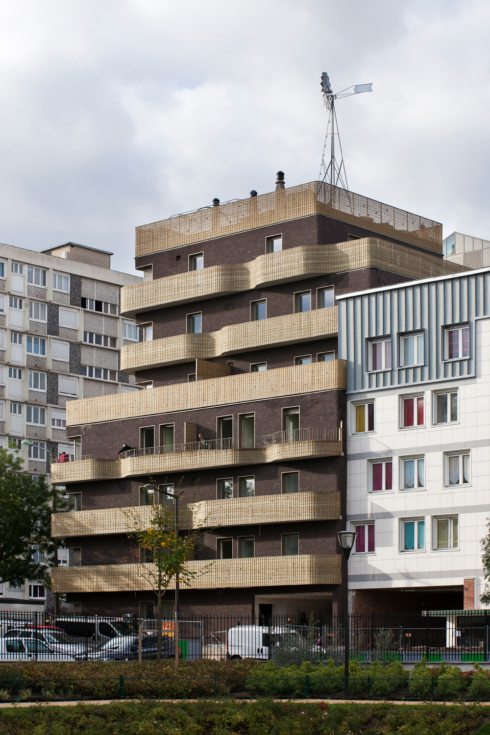 Das Haus steht auf einem Eckgrundstück (Ostfassade an der Rue Simone de Beauvoir)