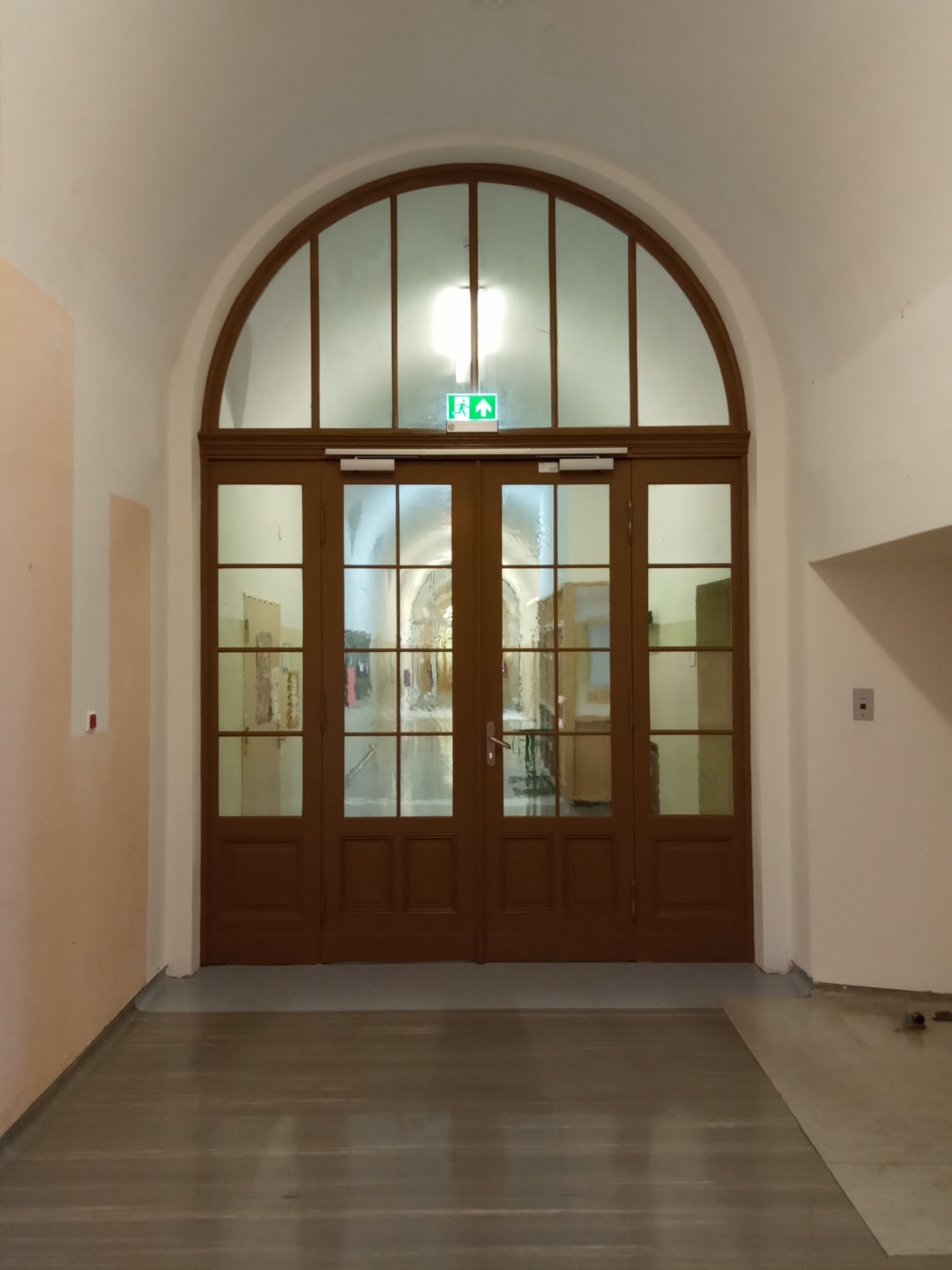 Beleuchtete Kennzeichnung in der Musikschule in Berlin-Kreuzberg