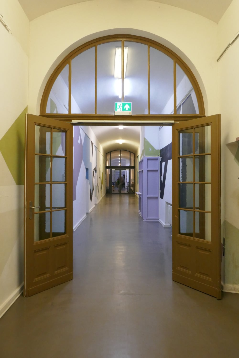 Beleuchtete Kennzeichnung in der Musikschule in Berlin-Kreuzberg