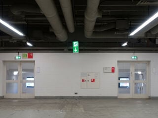 Notausgang-Kennzeichnung auf der Messe Frankfurt