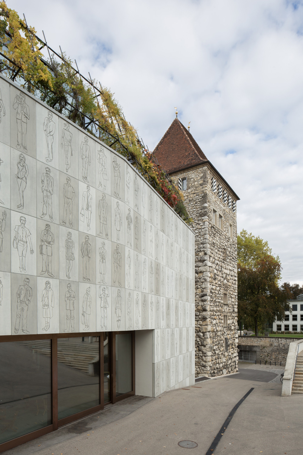 Der Neubau steht mit dem Turm in einer Flucht und erschließt ihn mit