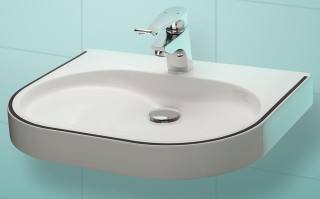 Der Waschtisch ist unterfahrbar, der Farbstreifen am Beckenrand unterstützt die visuelle Orientierung