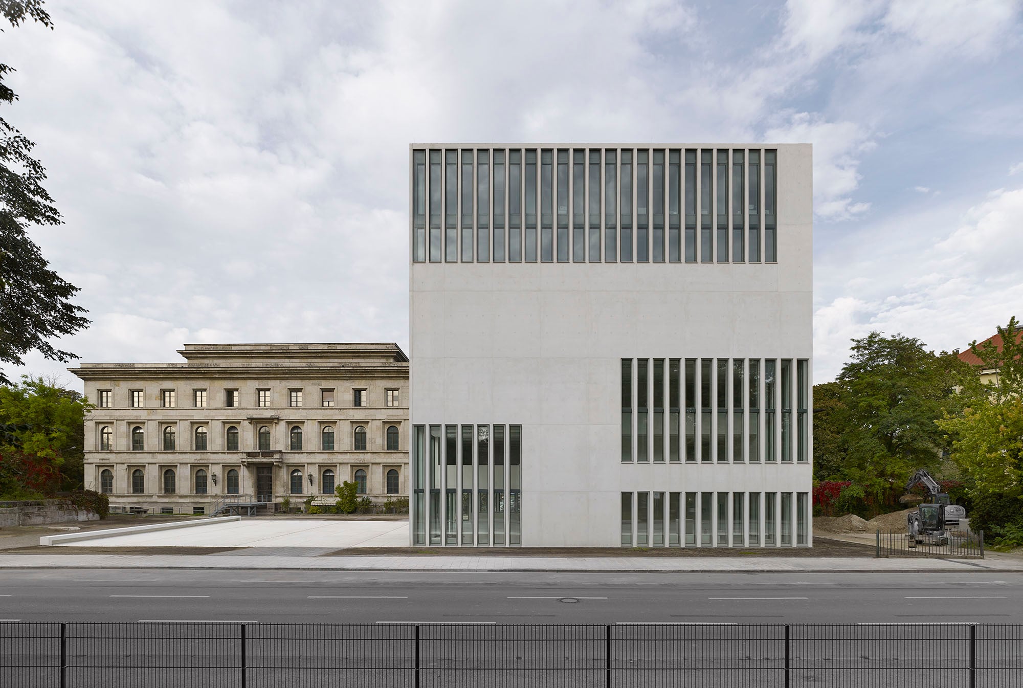 Ansicht Südwest von der Brienner Straße: im Hintergrund der ehemalige „Führerbau", heute genutzt durch die Hochschule für Musik und Theater